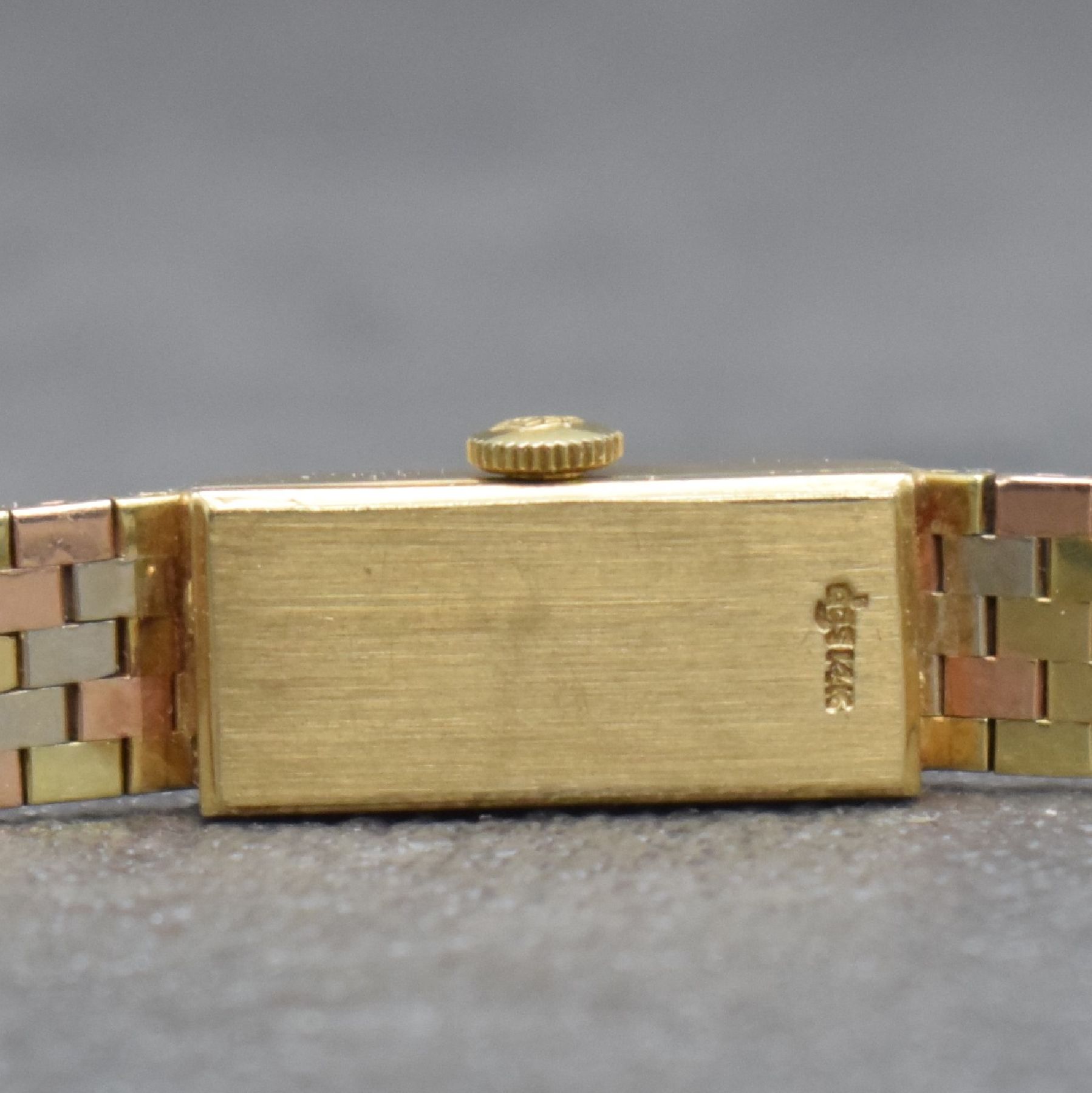 Detail f: BAUME & MERCIER Diamantbesetzte 3-farbige Damenarmbanduhr in GG/RG/WG 585/000, Schweiz um 1960, Handaufzug, Baguette-Geh. m. schraffierter Front, ...