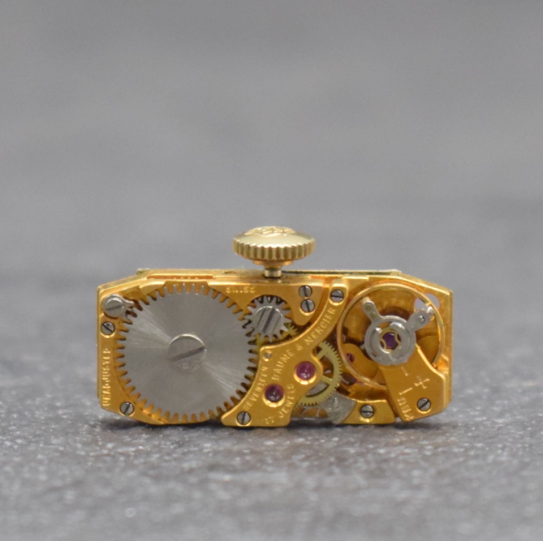 Detail g: BAUME & MERCIER Diamantbesetzte 3-farbige Damenarmbanduhr in GG/RG/WG 585/000, Schweiz um 1960, Handaufzug, Baguette-Geh. m. schraffierter Front, ...