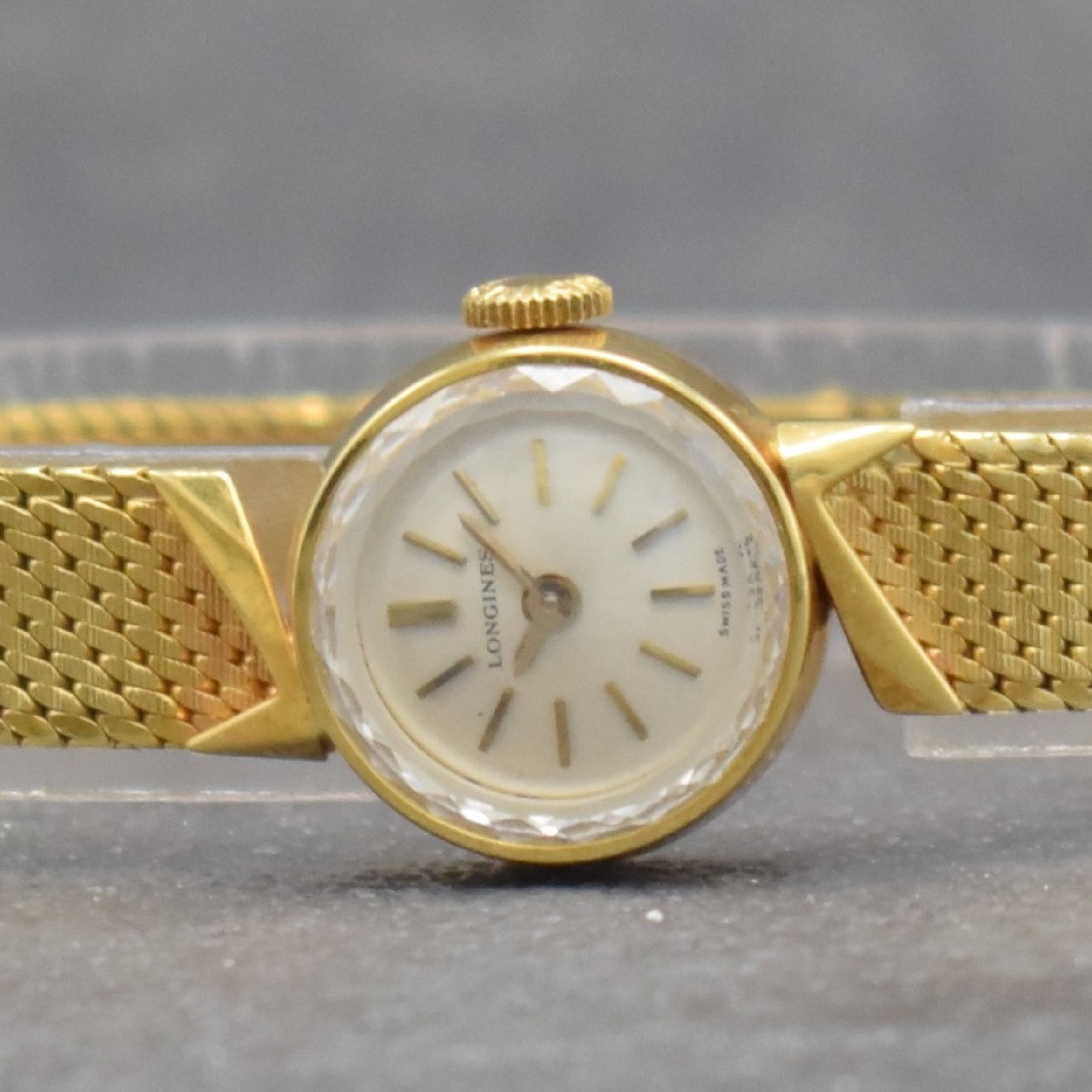 Detail a: LONGINES Damengoldbanduhr in GG 750/000, Schweiz um 1965, Handaufzug, gedr. Geh., anges. Milanaiseband, orig. Krone, silb. Zifferbl., gold. Indizes & ...