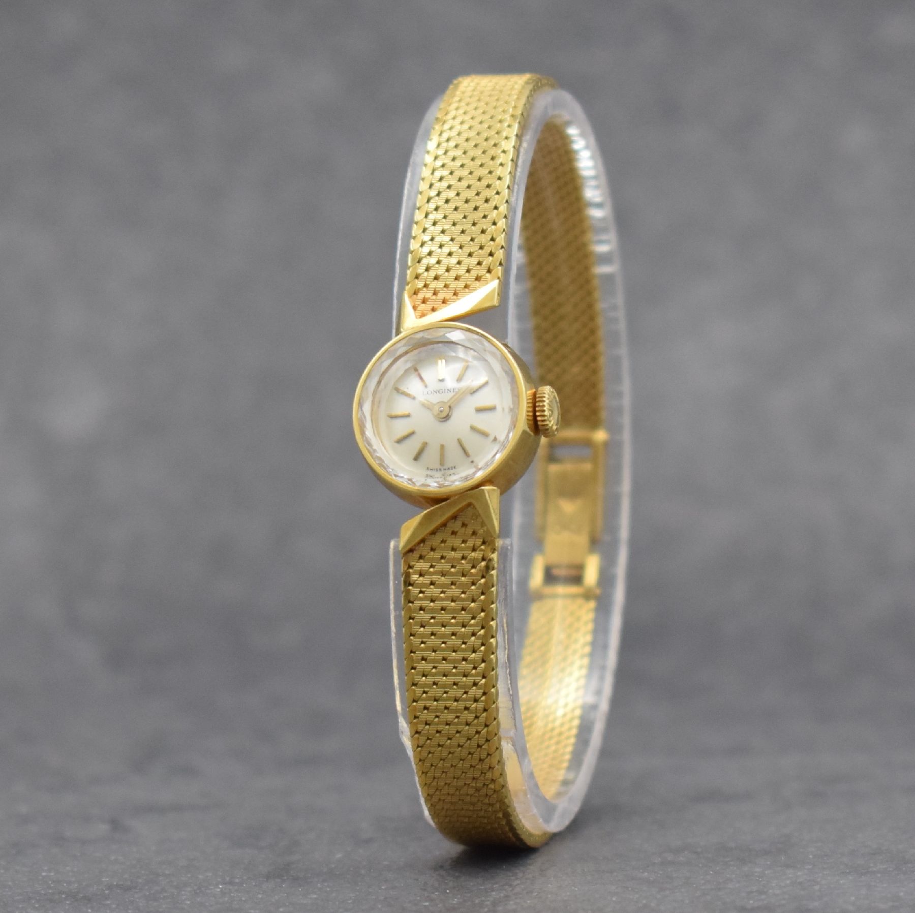 Detail b: LONGINES Damengoldbanduhr in GG 750/000, Schweiz um 1965, Handaufzug, gedr. Geh., anges. Milanaiseband, orig. Krone, silb. Zifferbl., gold. Indizes & ...