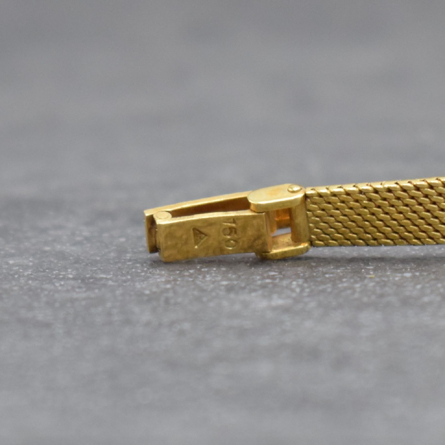 Detail e: LONGINES Damengoldbanduhr in GG 750/000, Schweiz um 1965, Handaufzug, gedr. Geh., anges. Milanaiseband, orig. Krone, silb. Zifferbl., gold. Indizes & ...