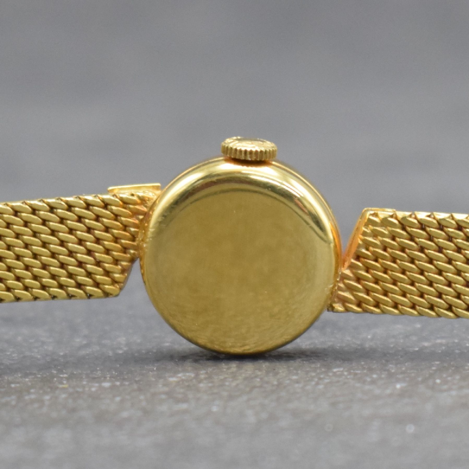 Detail f: LONGINES Damengoldbanduhr in GG 750/000, Schweiz um 1965, Handaufzug, gedr. Geh., anges. Milanaiseband, orig. Krone, silb. Zifferbl., gold. Indizes & ...