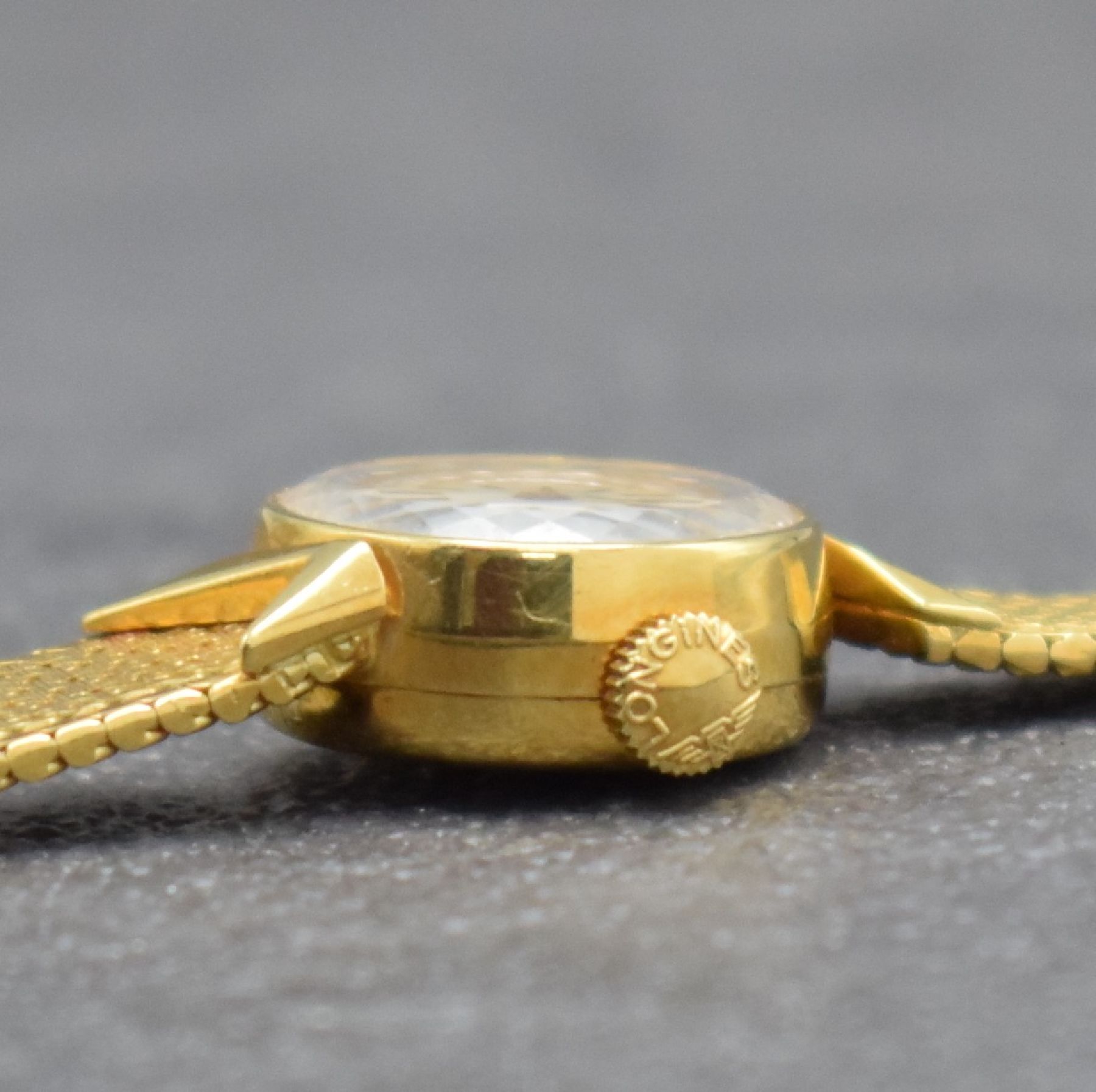 Detail g: LONGINES Damengoldbanduhr in GG 750/000, Schweiz um 1965, Handaufzug, gedr. Geh., anges. Milanaiseband, orig. Krone, silb. Zifferbl., gold. Indizes & ...