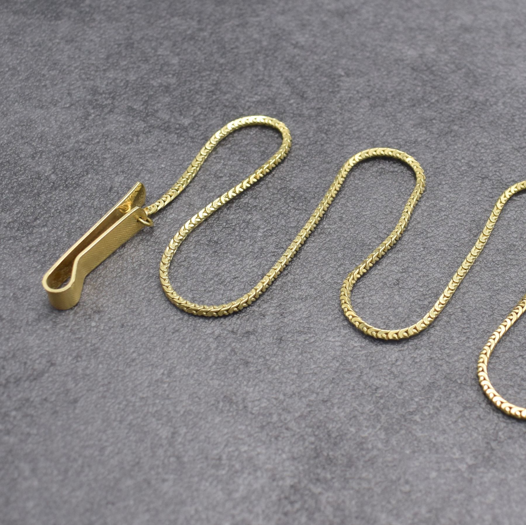 Detail a: Taschenuhrkette in GG 585/000, Deutschland um 1960, mit Karabiner & Klips, L. ca. 59 cm, Gew. ca. 25g, guter Zustand, aus dem Nachlass eines Sammlers