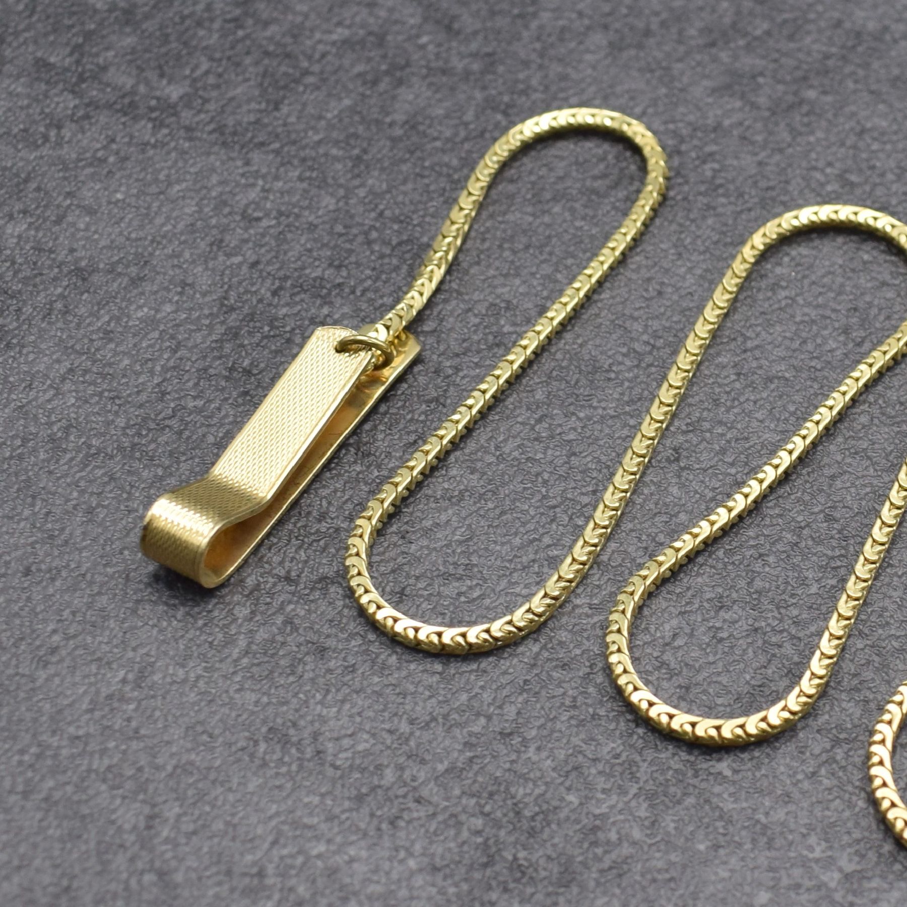 Detail c: Taschenuhrkette in GG 585/000, Deutschland um 1960, mit Karabiner & Klips, L. ca. 59 cm, Gew. ca. 25g, guter Zustand, aus dem Nachlass eines Sammlers