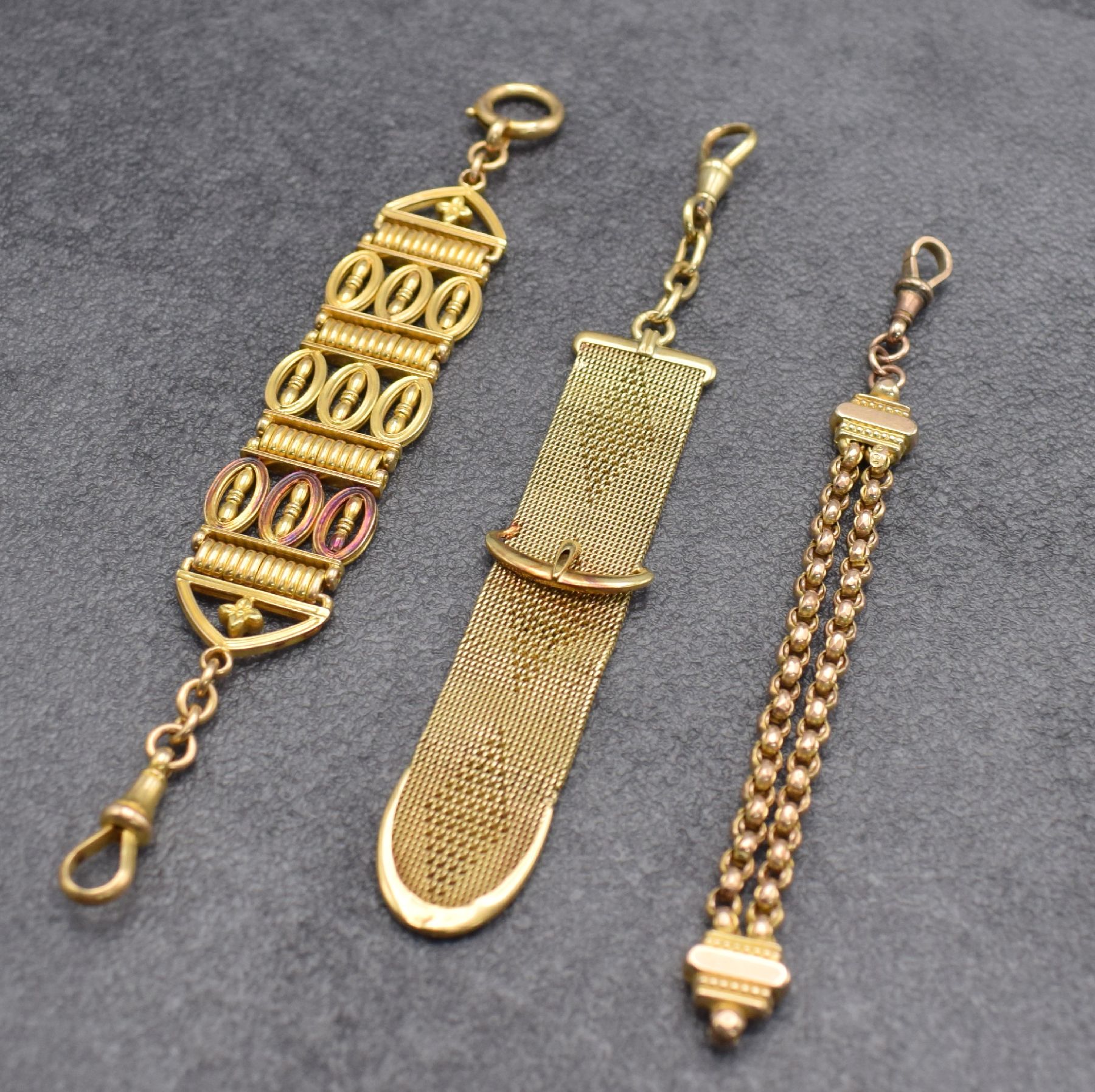 3 Chatelaines in Gold, um 1870 - 1920, 1) GG 15K, 2) GG 14K, 3) RoseG 9K, Gesamtgew. ca. 39, verwendb., aus dem Nachlass eines Sammlers