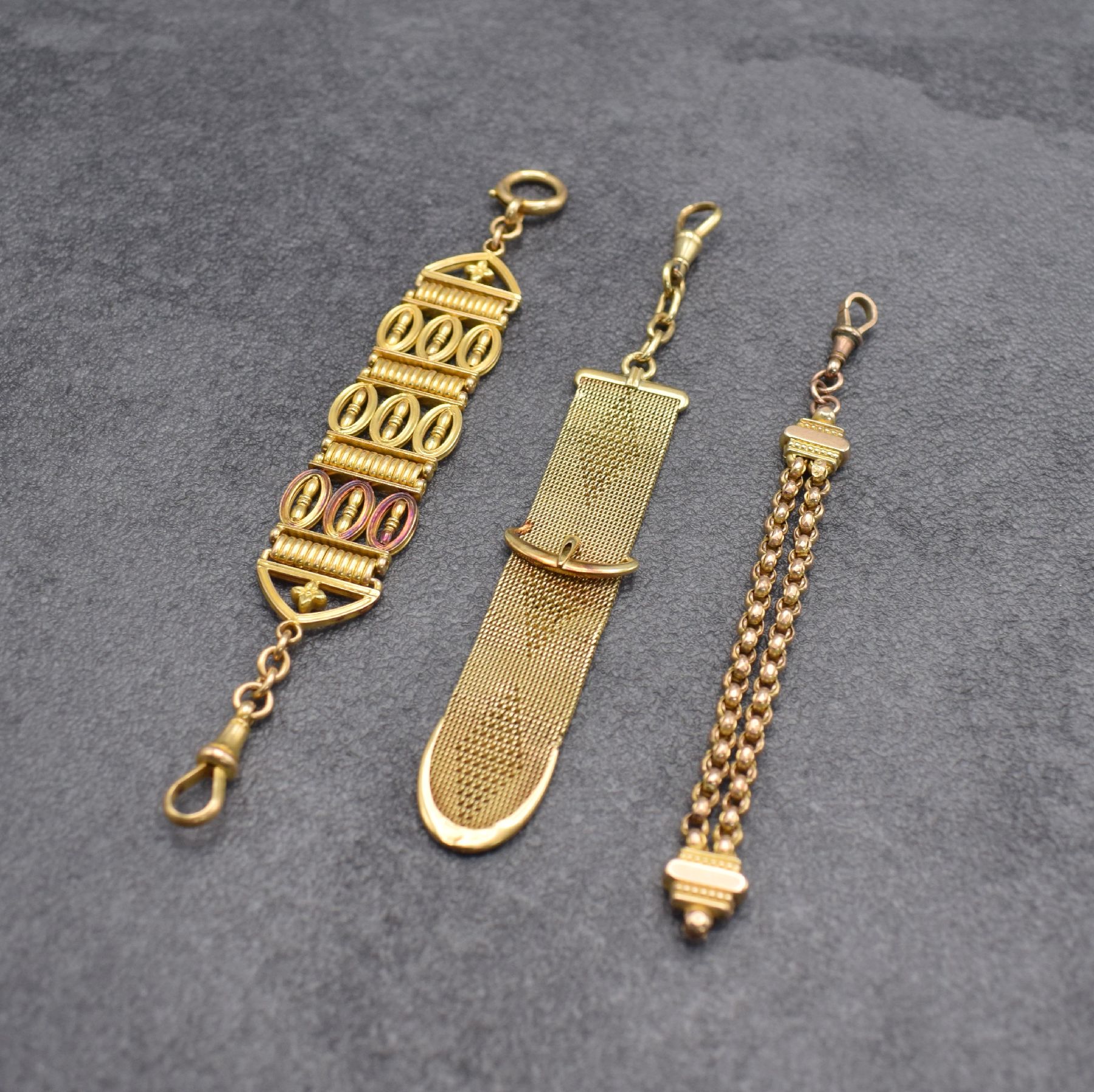 Detail a: 3 Chatelaines in Gold, um 1870 - 1920, 1) GG 15K, 2) GG 14K, 3) RoseG 9K, Gesamtgew. ca. 39, verwendb., aus dem Nachlass eines Sammlers