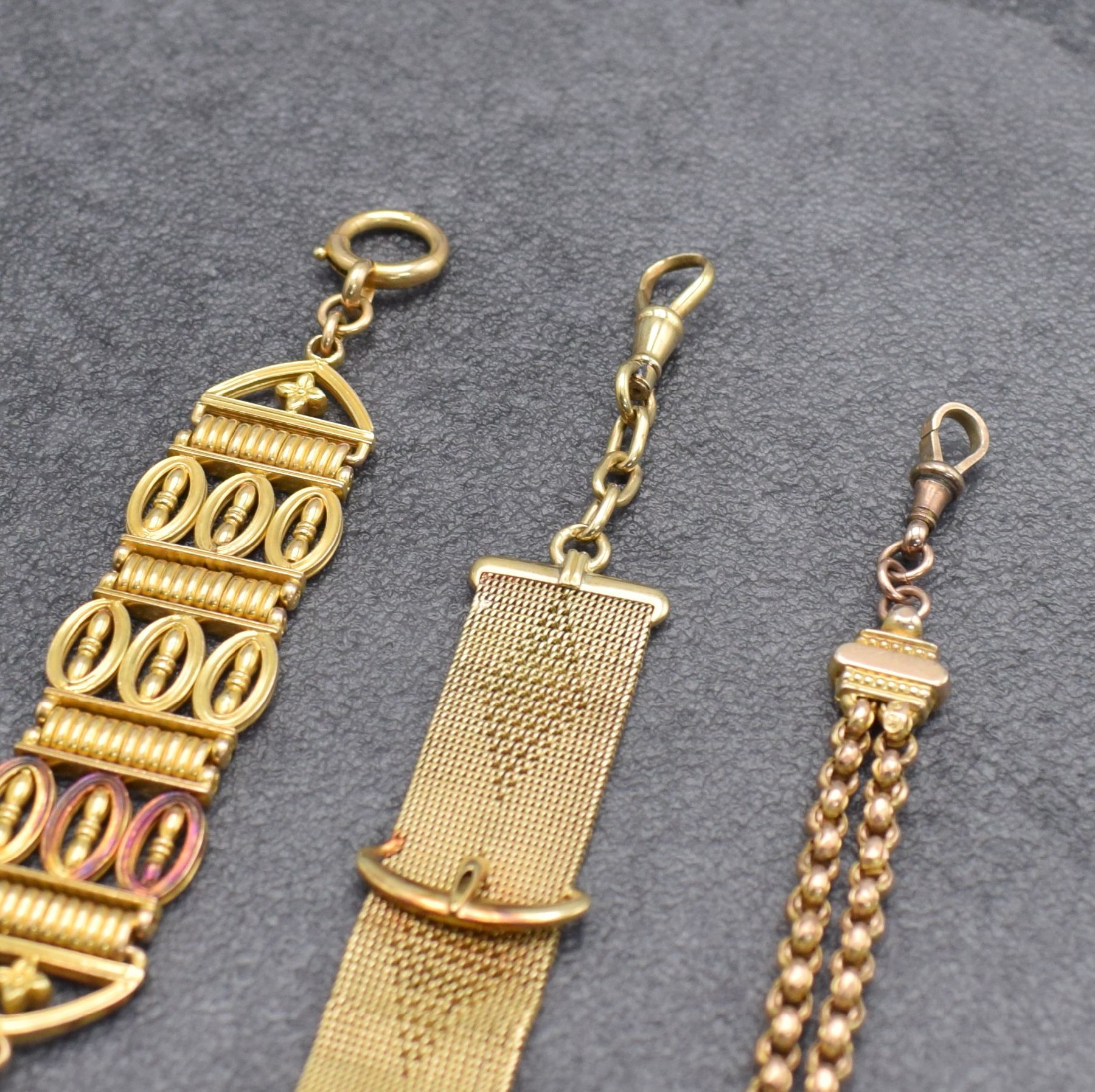 Detail b: 3 Chatelaines in Gold, um 1870 - 1920, 1) GG 15K, 2) GG 14K, 3) RoseG 9K, Gesamtgew. ca. 39, verwendb., aus dem Nachlass eines Sammlers