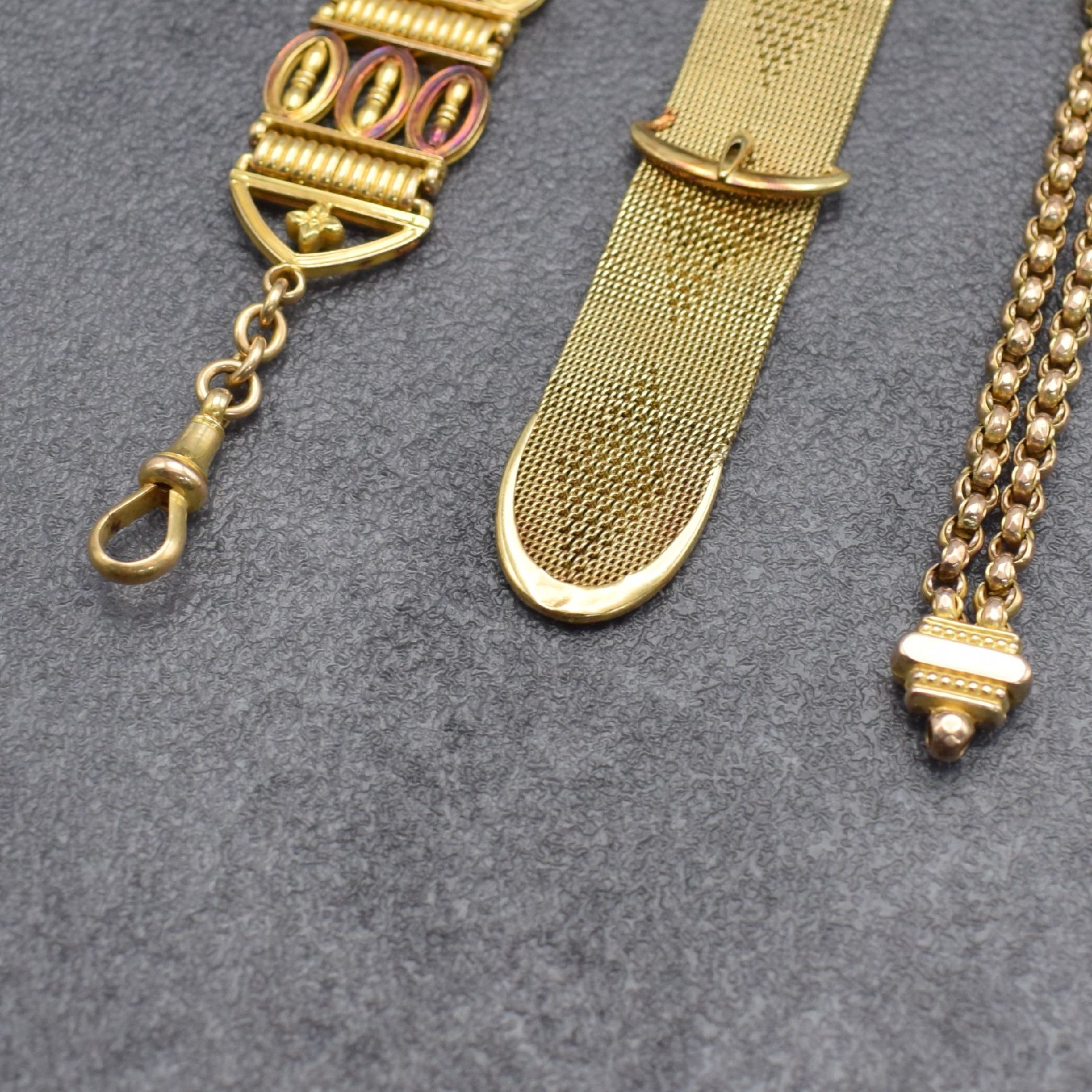 Detail c: 3 Chatelaines in Gold, um 1870 - 1920, 1) GG 15K, 2) GG 14K, 3) RoseG 9K, Gesamtgew. ca. 39, verwendb., aus dem Nachlass eines Sammlers