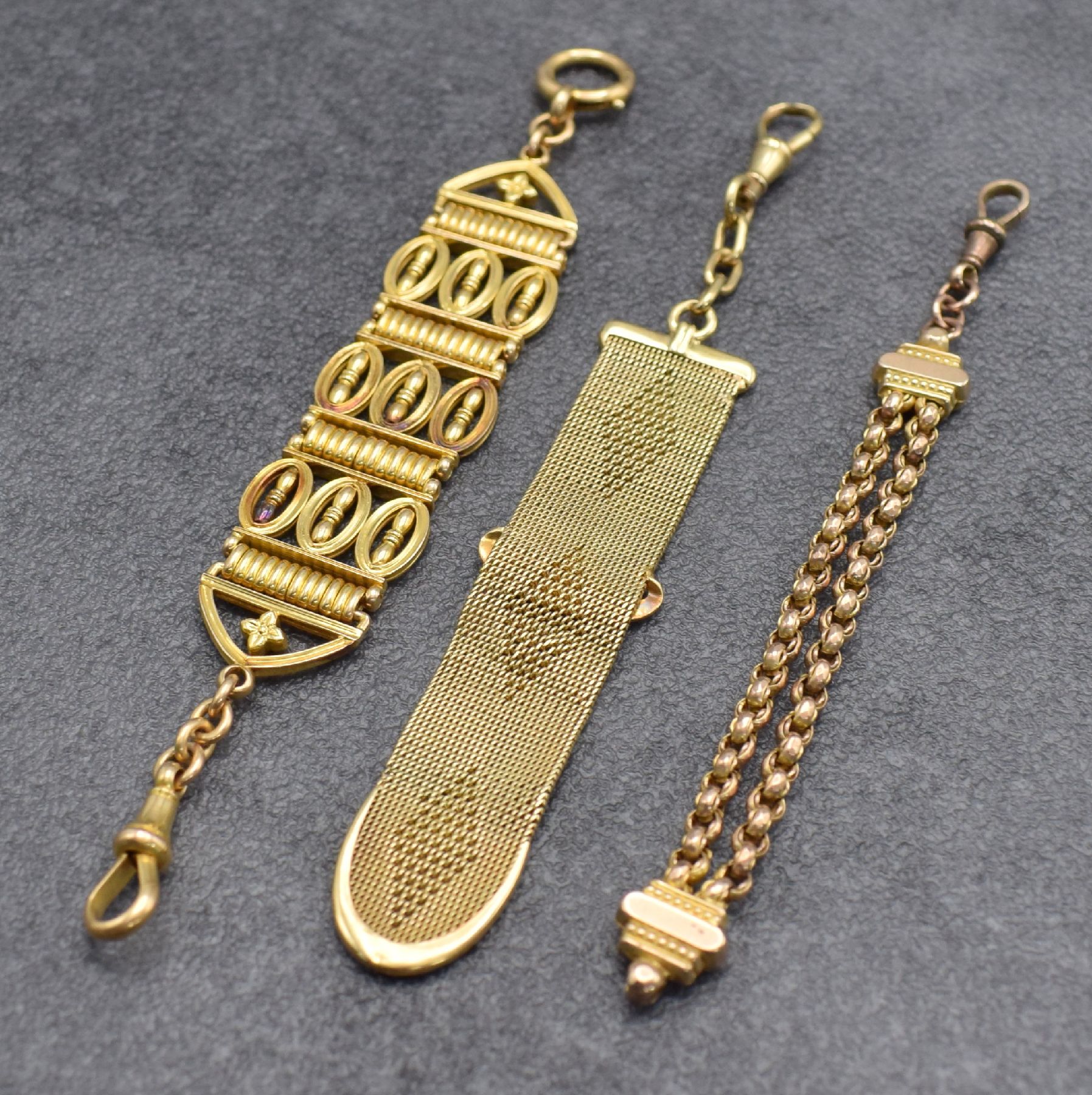 Detail d: 3 Chatelaines in Gold, um 1870 - 1920, 1) GG 15K, 2) GG 14K, 3) RoseG 9K, Gesamtgew. ca. 39, verwendb., aus dem Nachlass eines Sammlers