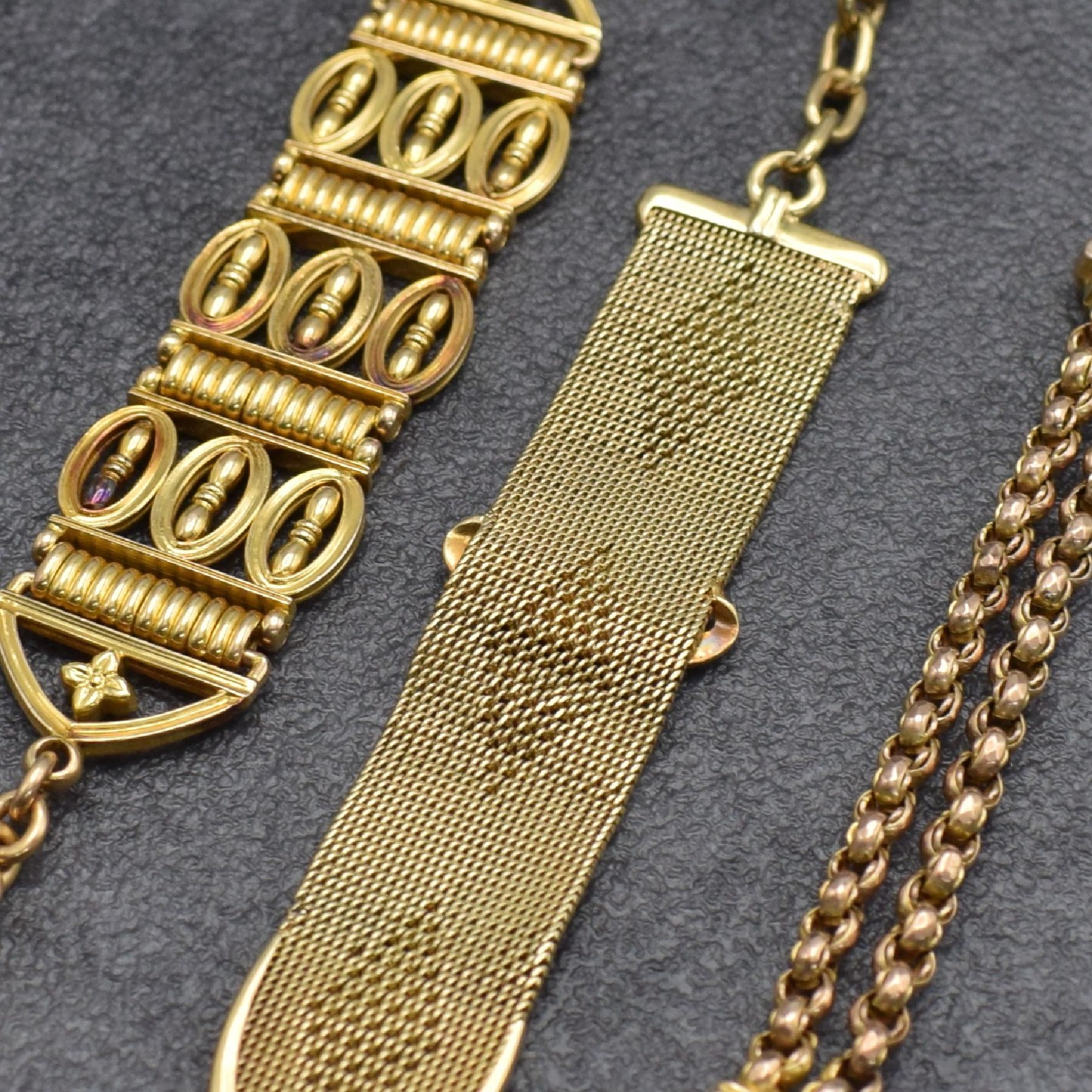 Detail e: 3 Chatelaines in Gold, um 1870 - 1920, 1) GG 15K, 2) GG 14K, 3) RoseG 9K, Gesamtgew. ca. 39, verwendb., aus dem Nachlass eines Sammlers