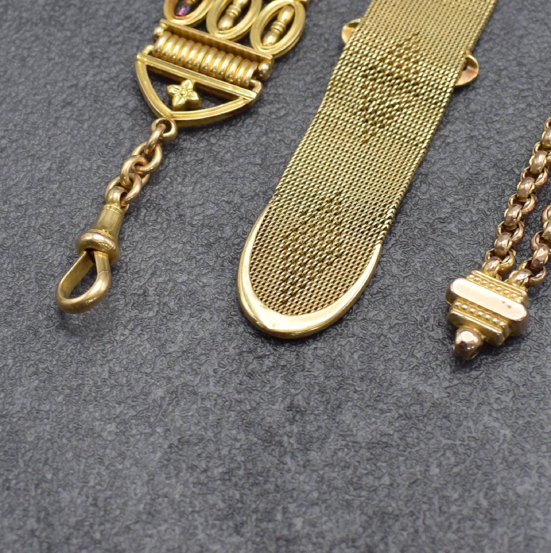Detail f: 3 Chatelaines in Gold, um 1870 - 1920, 1) GG 15K, 2) GG 14K, 3) RoseG 9K, Gesamtgew. ca. 39, verwendb., aus dem Nachlass eines Sammlers