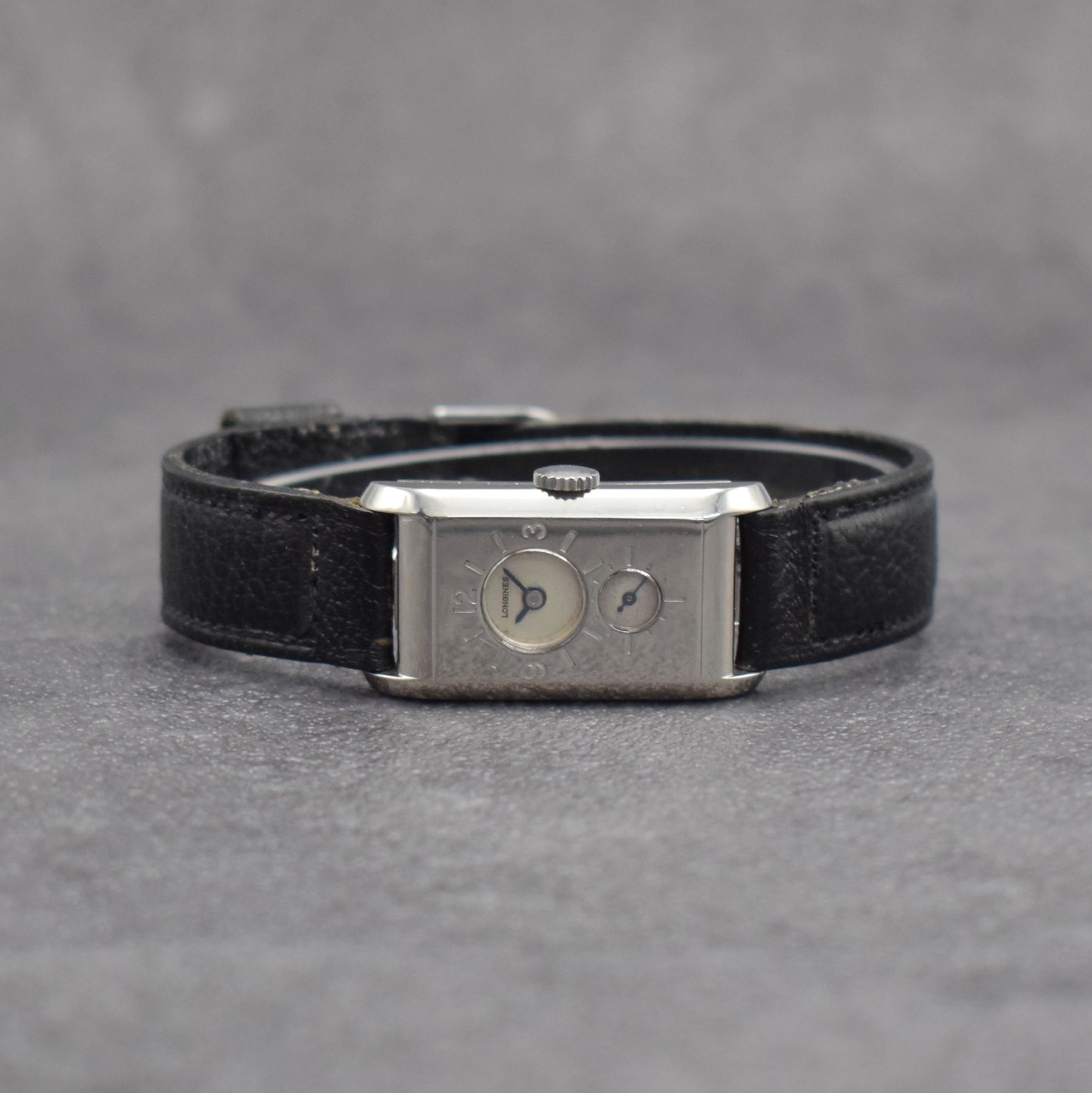 LONGINES sog. Doctors Watch Armbanduhr, Schweiz um 1933, Handaufzug, 2-teil. Stahlgeh., Boden aufgedr., Std.-Ind. auf Geh., kl. Sek. b. 6, silb. pat. ...