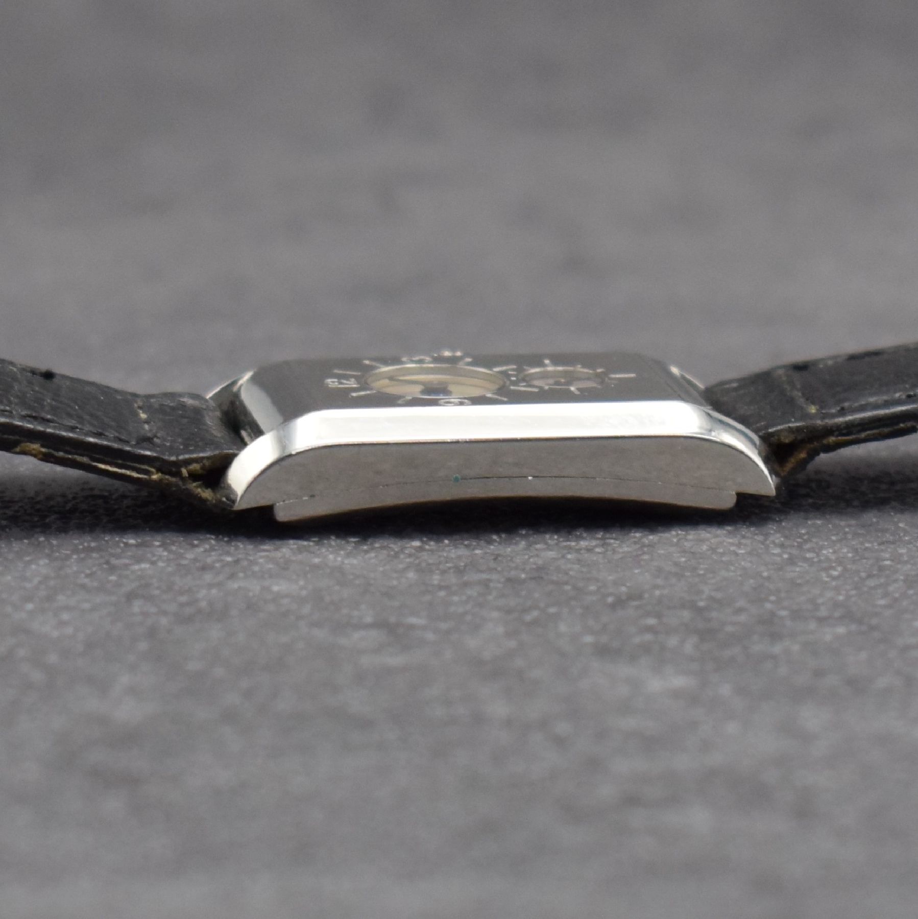 Detail d: LONGINES sog. Doctors Watch Armbanduhr, Schweiz um 1933, Handaufzug, 2-teil. Stahlgeh., Boden aufgedr., Std.-Ind. auf Geh., kl. Sek. b. 6, silb. pat. ...