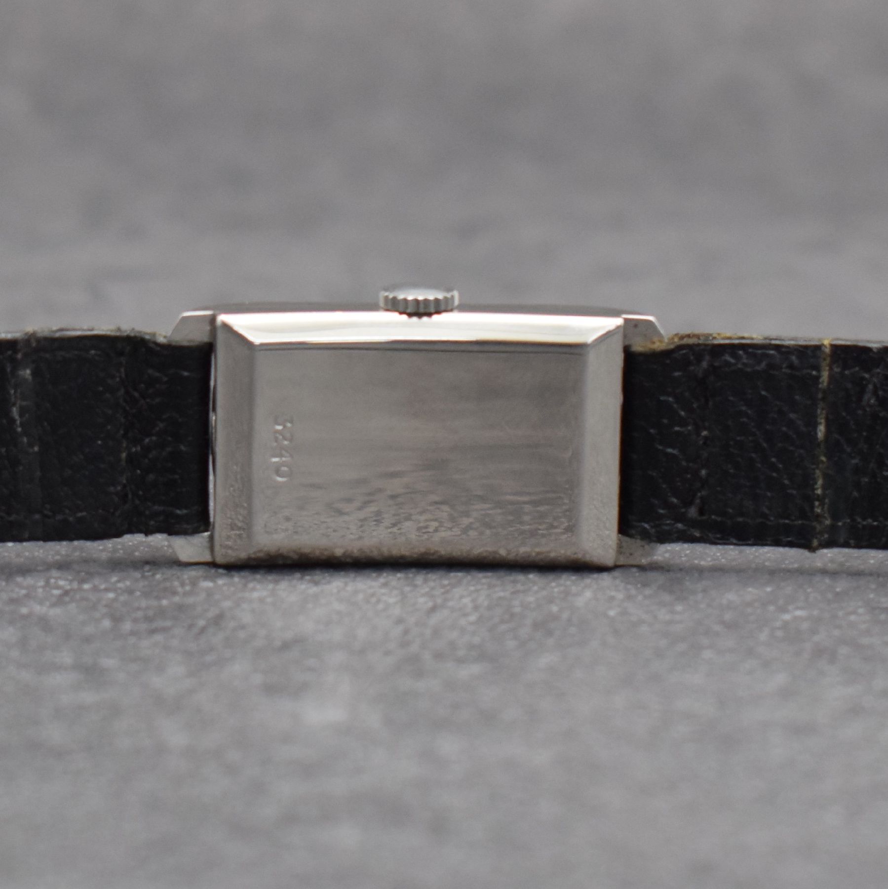 Detail e: LONGINES sog. Doctors Watch Armbanduhr, Schweiz um 1933, Handaufzug, 2-teil. Stahlgeh., Boden aufgedr., Std.-Ind. auf Geh., kl. Sek. b. 6, silb. pat. ...