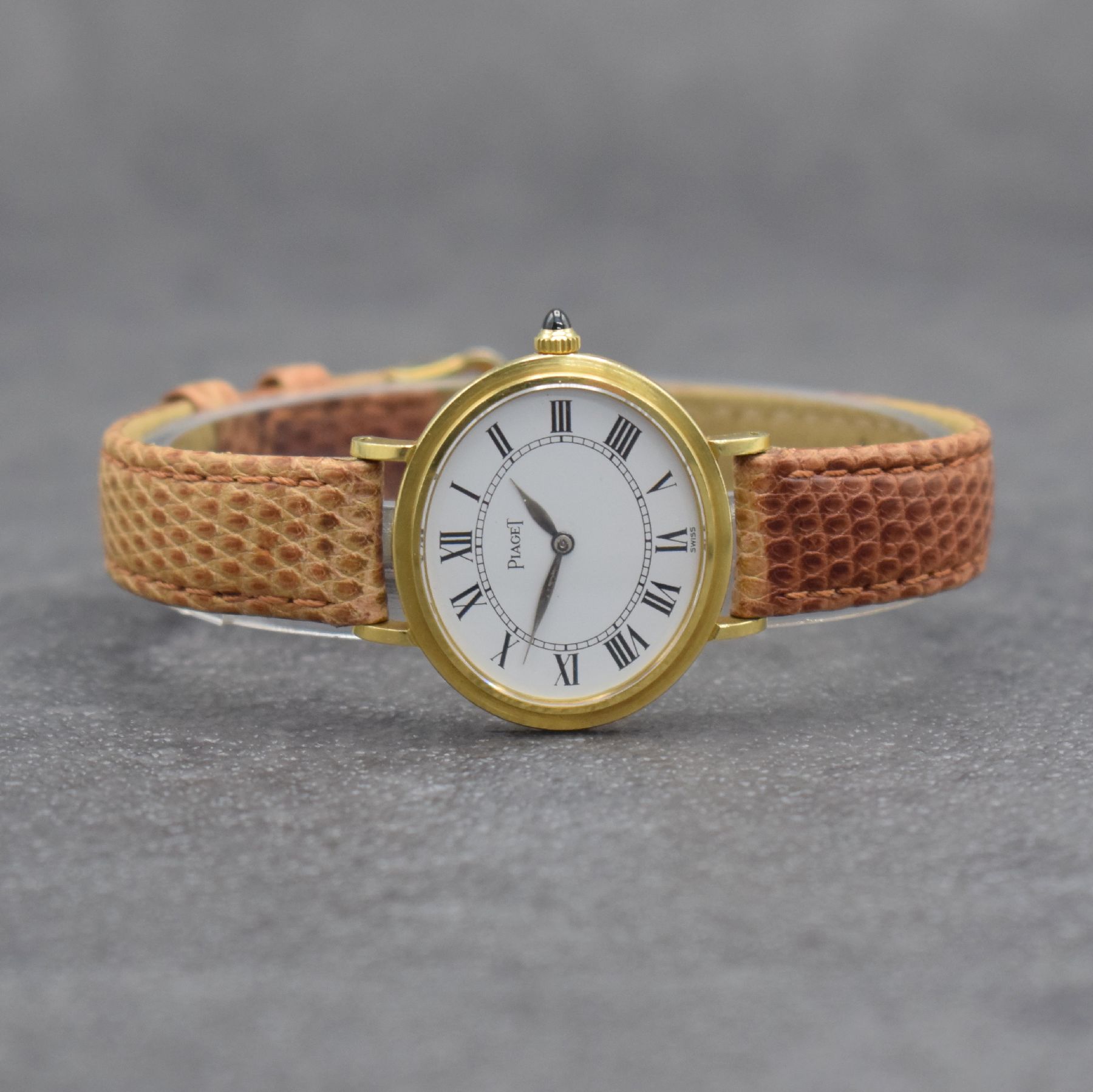 PIAGET Damenarmbanduhr in GG 750/000, Schweiz um 1975, Handaufzug, Ref. 9801, 2- teil. Geh., Boden 2-fach verschr., weißes Zifferbl. m. röm. ...
