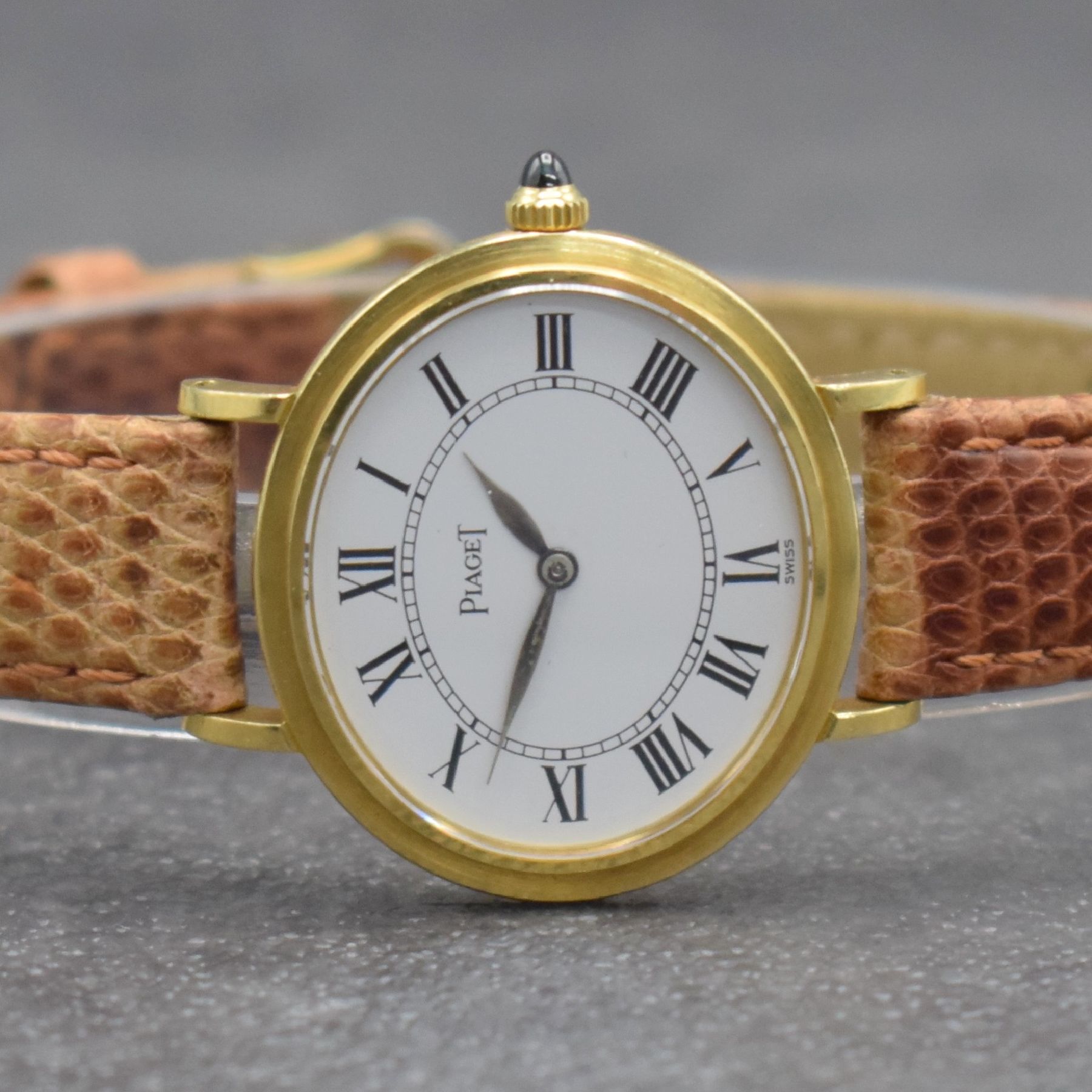 Detail a: PIAGET Damenarmbanduhr in GG 750/000, Schweiz um 1975, Handaufzug, Ref. 9801, 2- teil. Geh., Boden 2-fach verschr., weißes Zifferbl. m. röm. ...