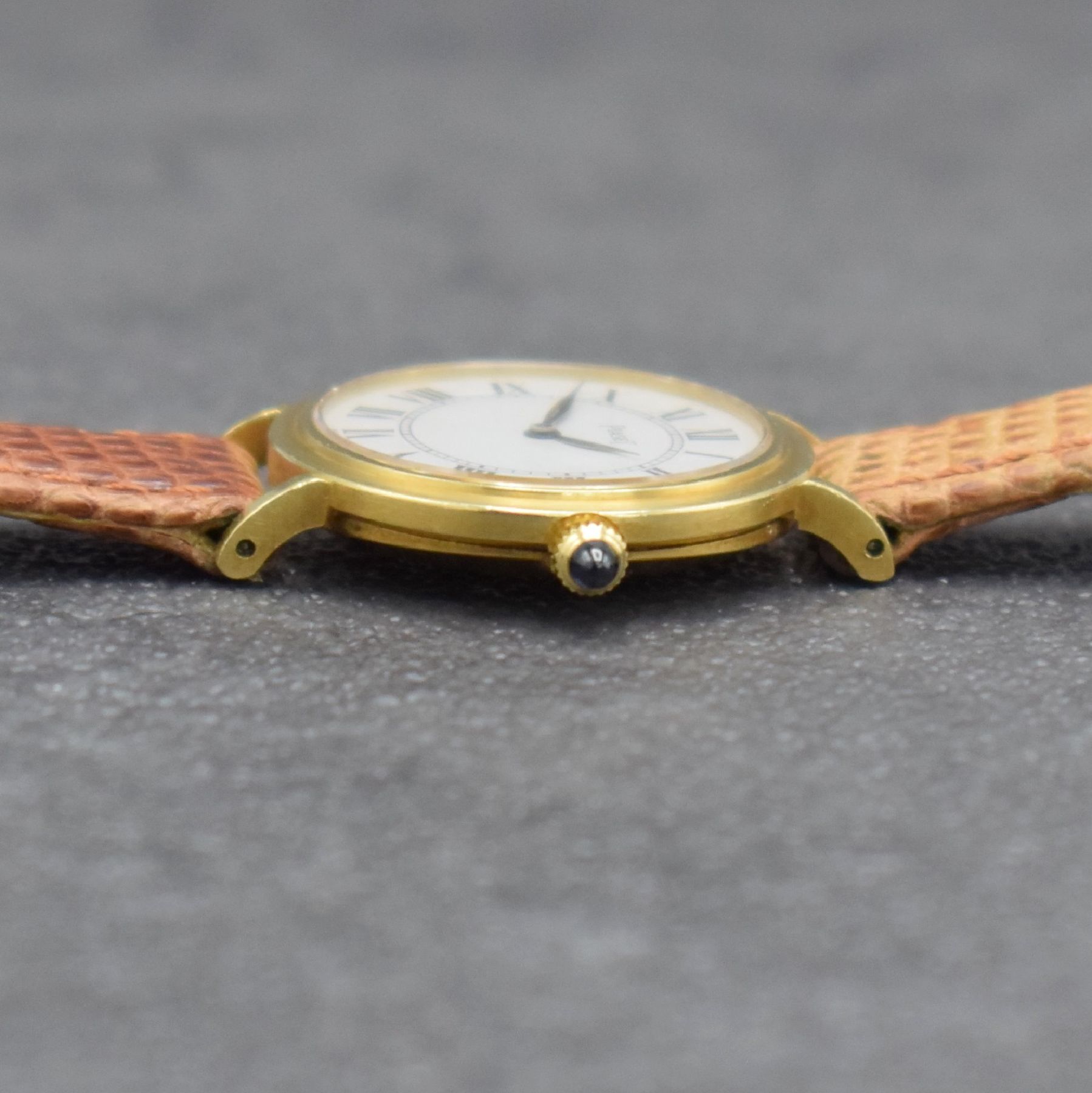 Detail d: PIAGET Damenarmbanduhr in GG 750/000, Schweiz um 1975, Handaufzug, Ref. 9801, 2- teil. Geh., Boden 2-fach verschr., weißes Zifferbl. m. röm. ...