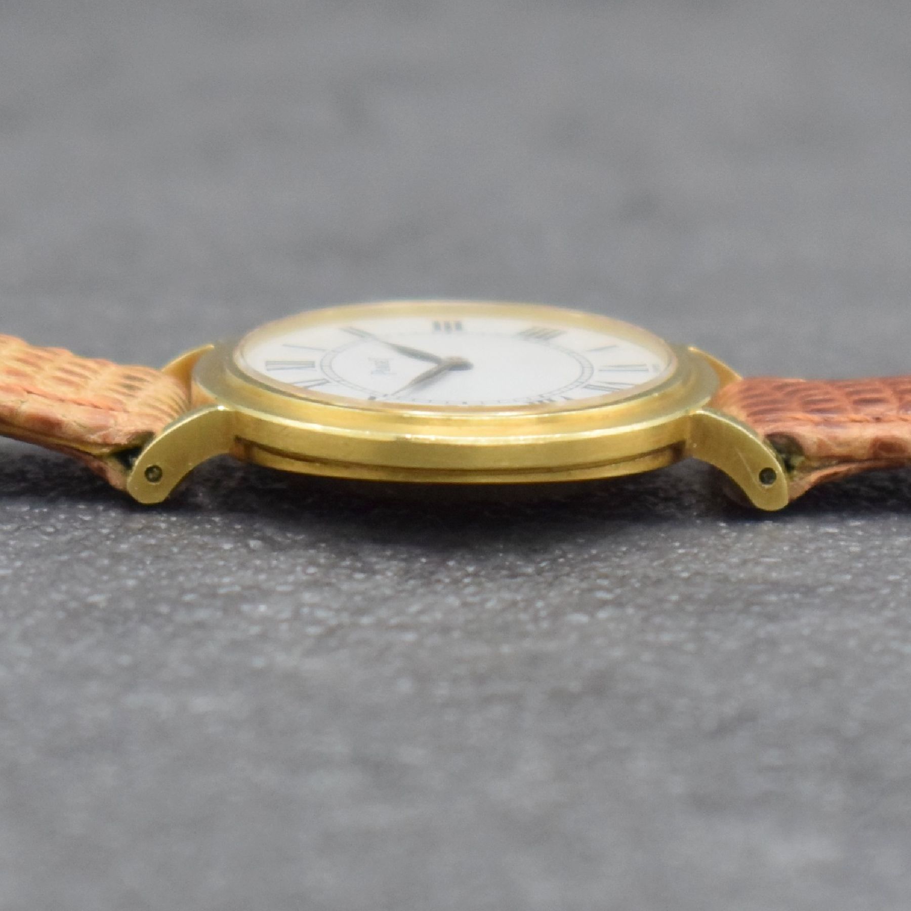 Detail e: PIAGET Damenarmbanduhr in GG 750/000, Schweiz um 1975, Handaufzug, Ref. 9801, 2- teil. Geh., Boden 2-fach verschr., weißes Zifferbl. m. röm. ...