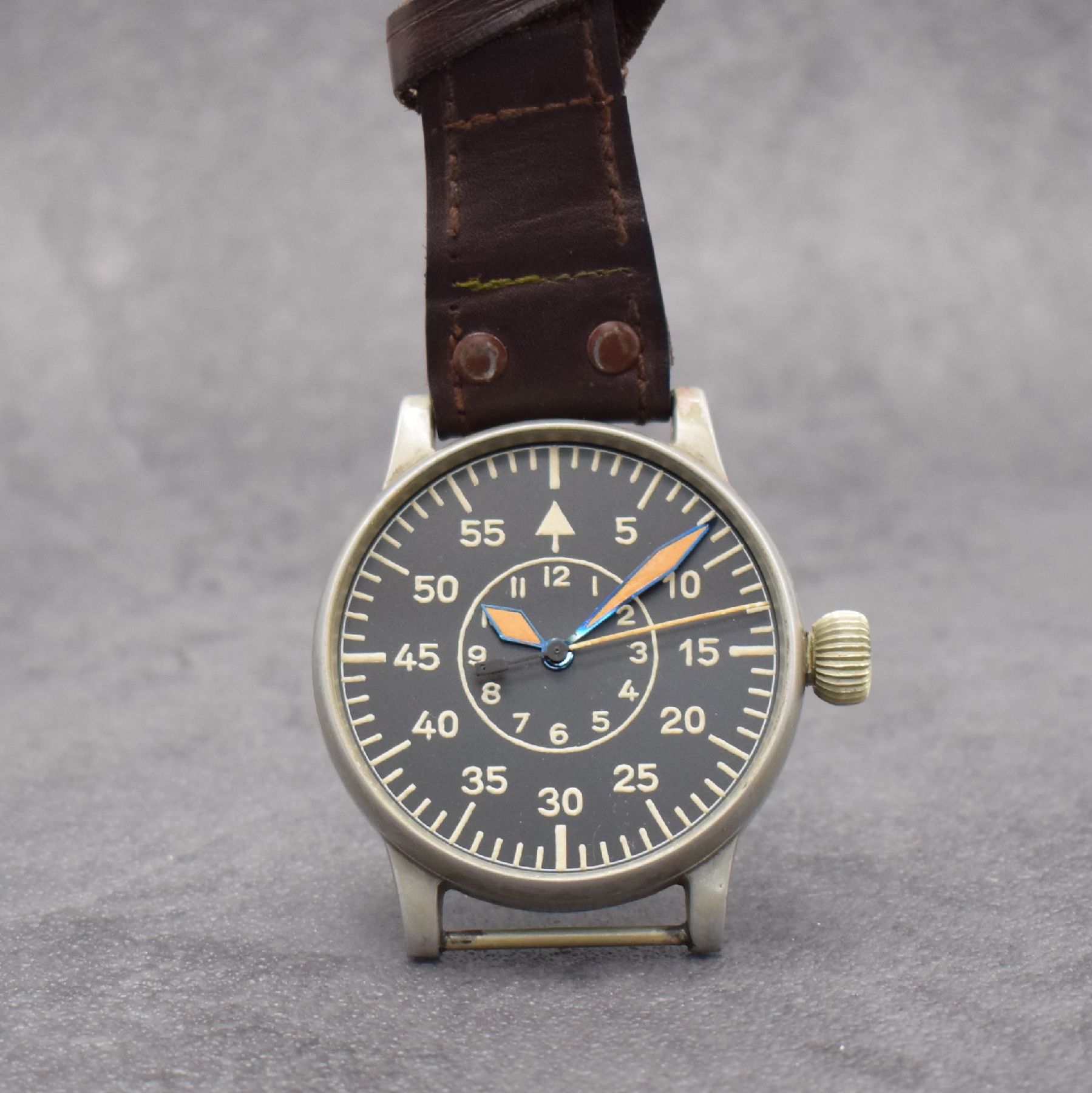 A. LANGE & SÖHNE Flieger B-Uhr FL 23883, Deutschland um 1940, Handaufzug, grau lack. Stahlgeh. Bauart & Hersteller: A. Lange & Söhne, Boden & ...