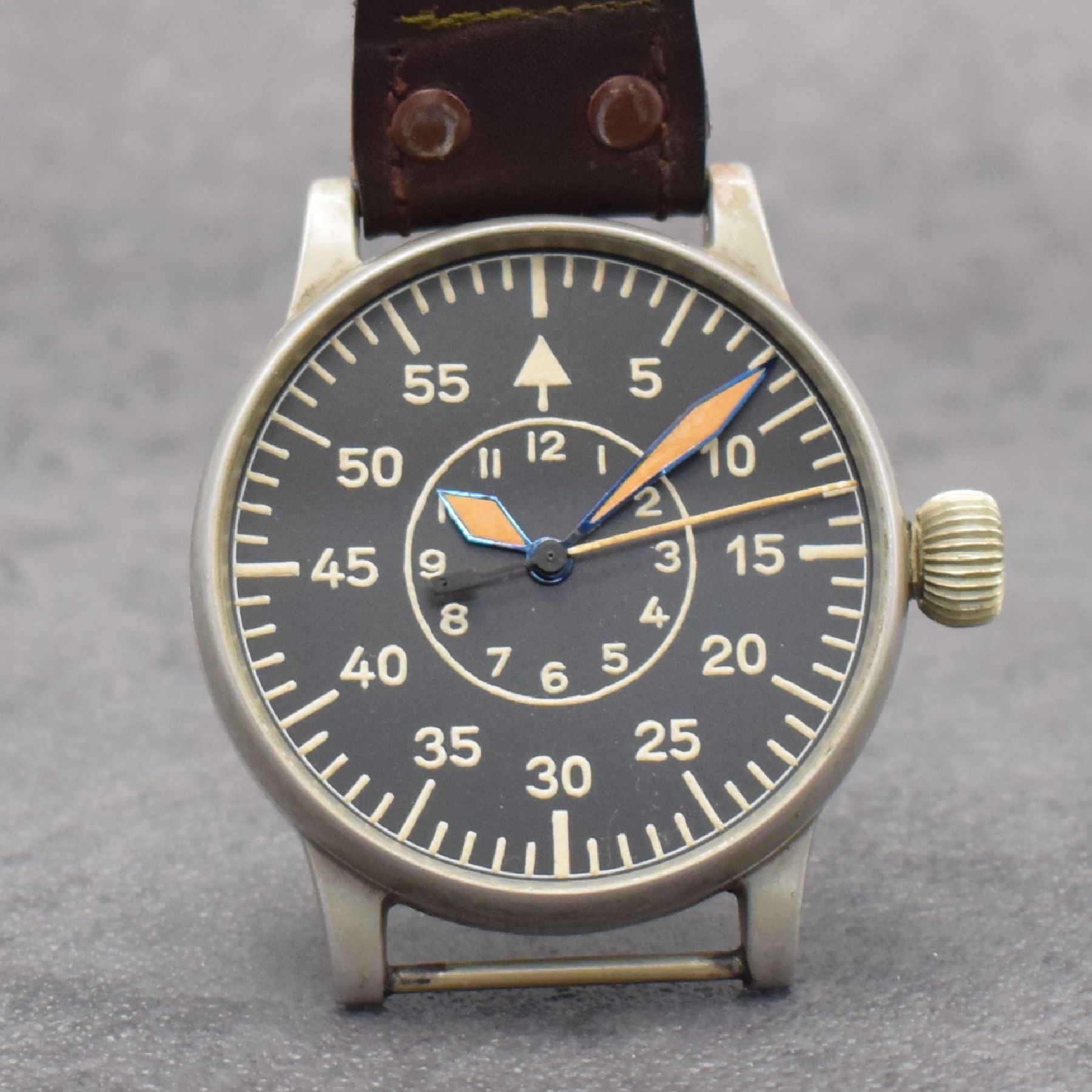Detail a: A. LANGE & SÖHNE Flieger B-Uhr FL 23883, Deutschland um 1940, Handaufzug, grau lack. Stahlgeh. Bauart & Hersteller: A. Lange & Söhne, Boden & ...