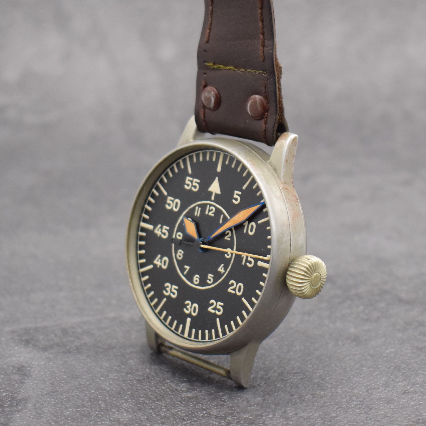 Detail b: A. LANGE & SÖHNE Flieger B-Uhr FL 23883, Deutschland um 1940, Handaufzug, grau lack. Stahlgeh. Bauart & Hersteller: A. Lange & Söhne, Boden & ...