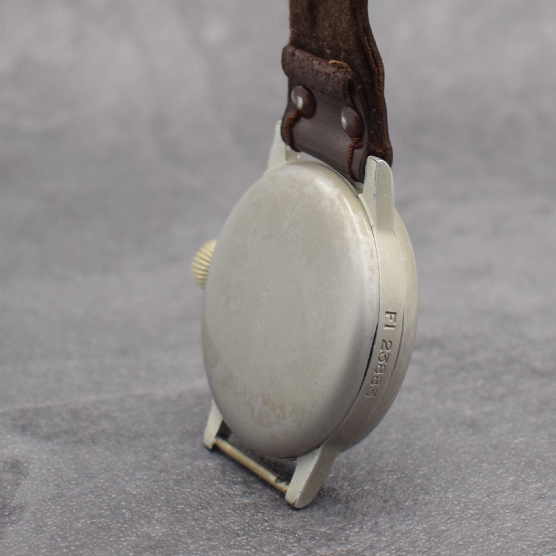 Detail c: A. LANGE & SÖHNE Flieger B-Uhr FL 23883, Deutschland um 1940, Handaufzug, grau lack. Stahlgeh. Bauart & Hersteller: A. Lange & Söhne, Boden & ...