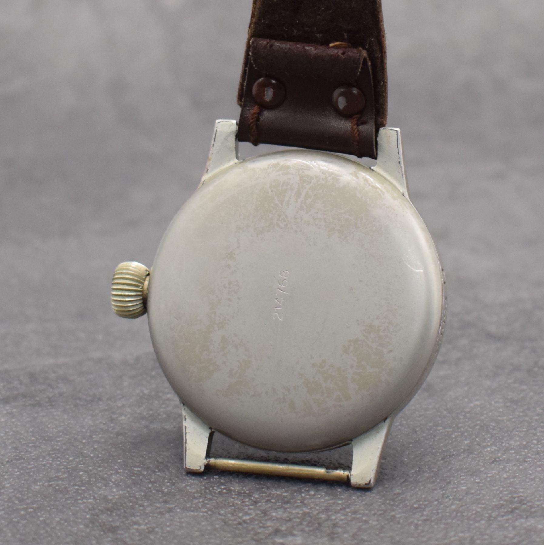 Detail d: A. LANGE & SÖHNE Flieger B-Uhr FL 23883, Deutschland um 1940, Handaufzug, grau lack. Stahlgeh. Bauart & Hersteller: A. Lange & Söhne, Boden & ...