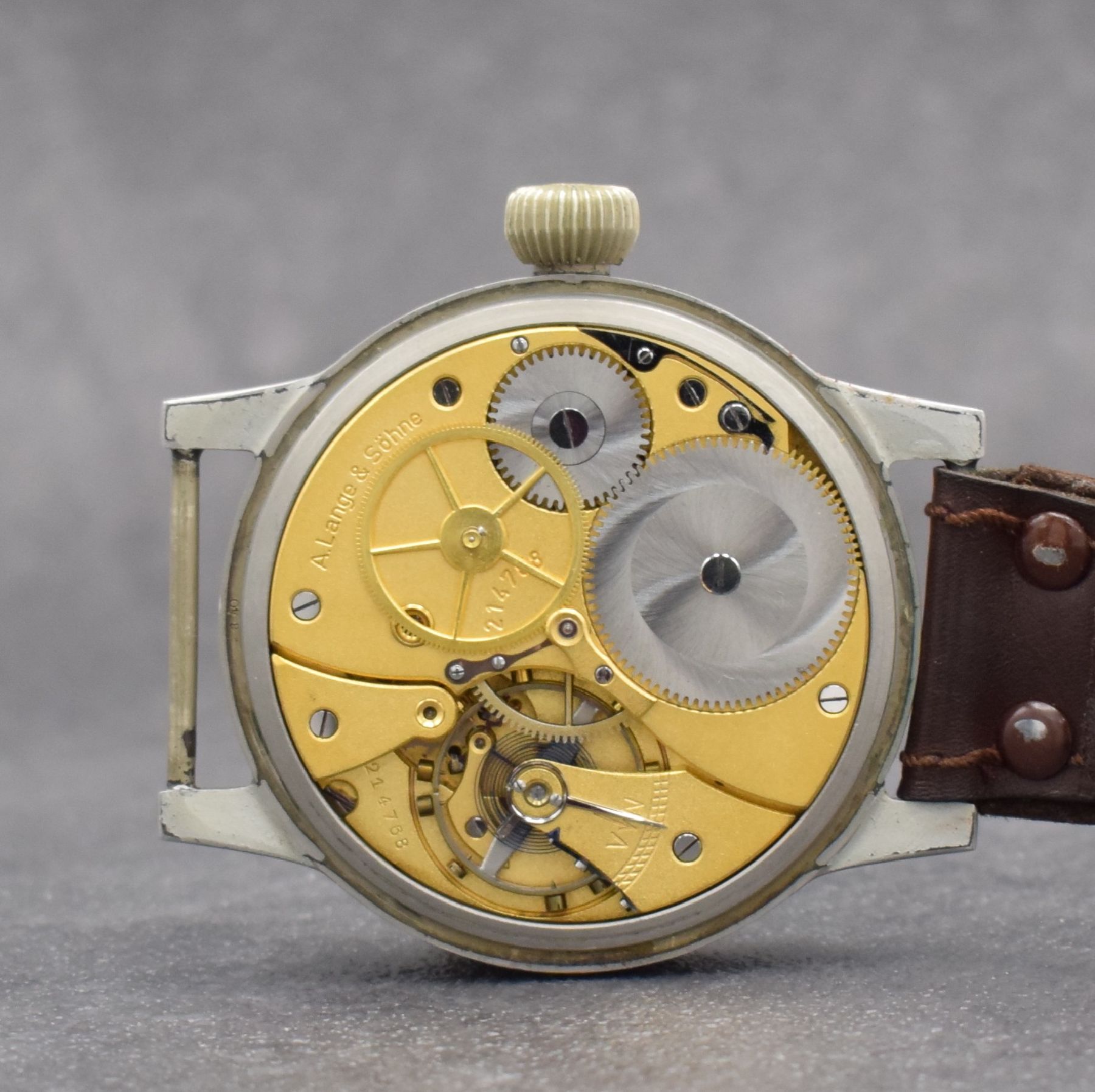 Detail e: A. LANGE & SÖHNE Flieger B-Uhr FL 23883, Deutschland um 1940, Handaufzug, grau lack. Stahlgeh. Bauart & Hersteller: A. Lange & Söhne, Boden & ...