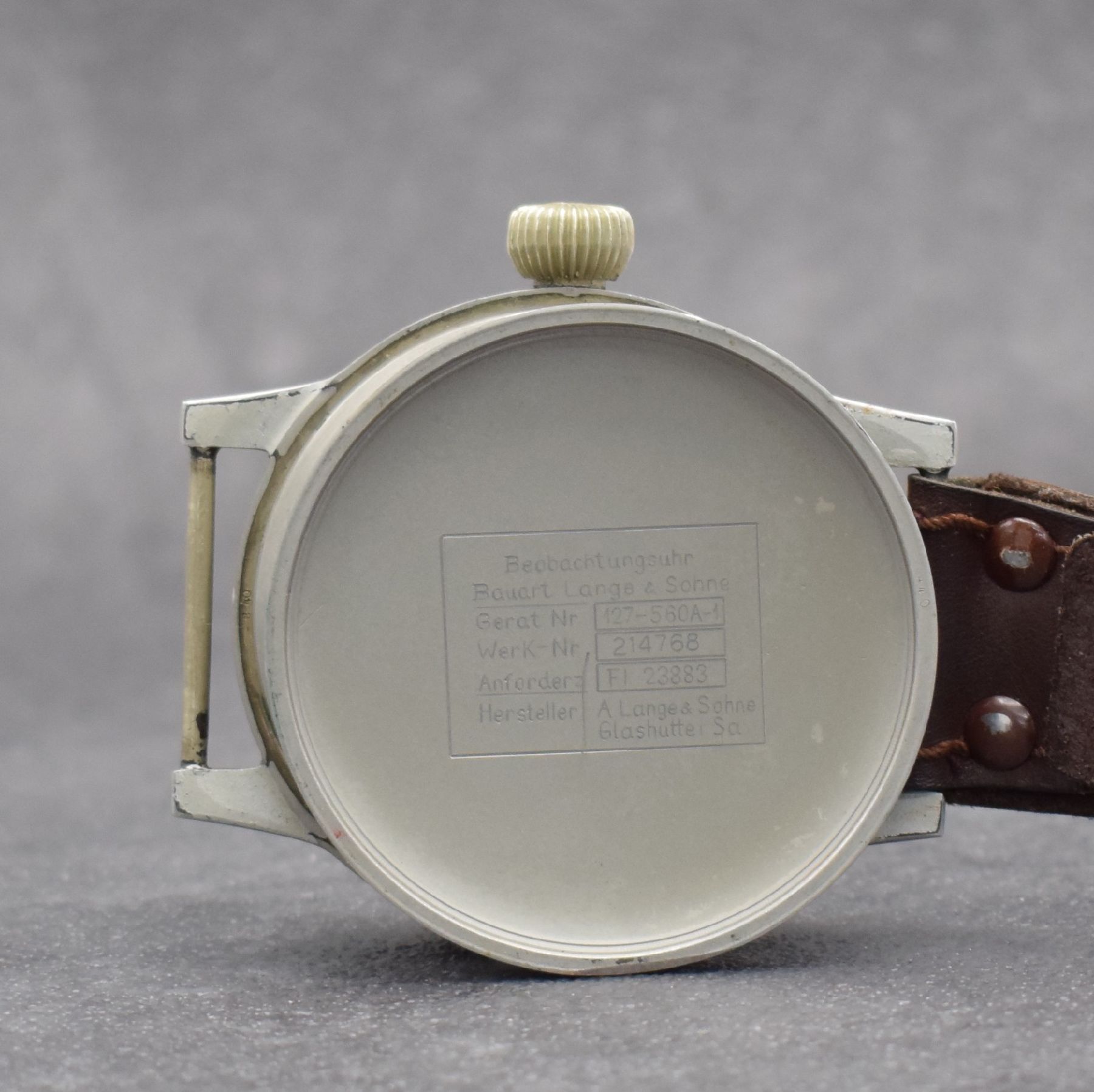 Detail f: A. LANGE & SÖHNE Flieger B-Uhr FL 23883, Deutschland um 1940, Handaufzug, grau lack. Stahlgeh. Bauart & Hersteller: A. Lange & Söhne, Boden & ...