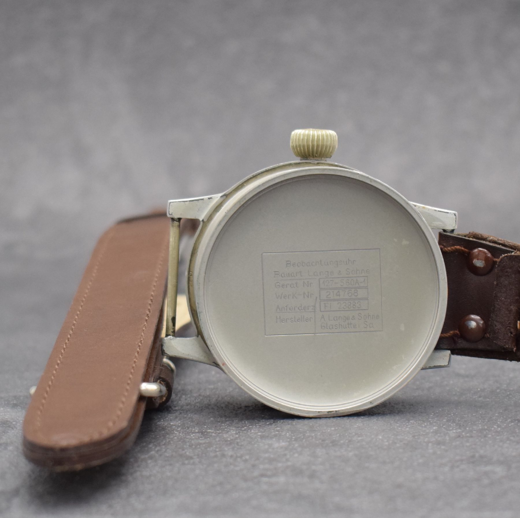 Detail g: A. LANGE & SÖHNE Flieger B-Uhr FL 23883, Deutschland um 1940, Handaufzug, grau lack. Stahlgeh. Bauart & Hersteller: A. Lange & Söhne, Boden & ...