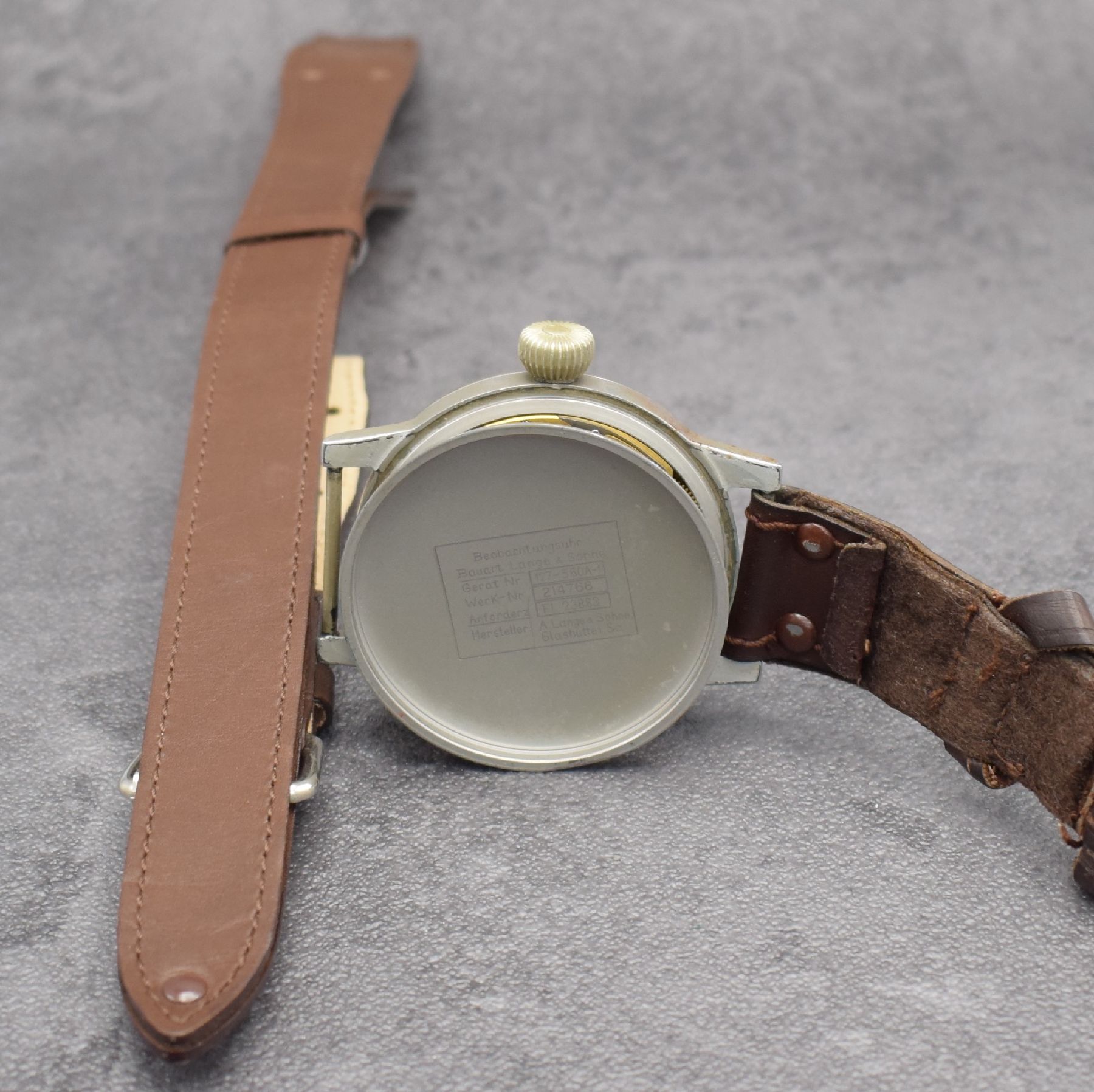 Detail h: A. LANGE & SÖHNE Flieger B-Uhr FL 23883, Deutschland um 1940, Handaufzug, grau lack. Stahlgeh. Bauart & Hersteller: A. Lange & Söhne, Boden & ...