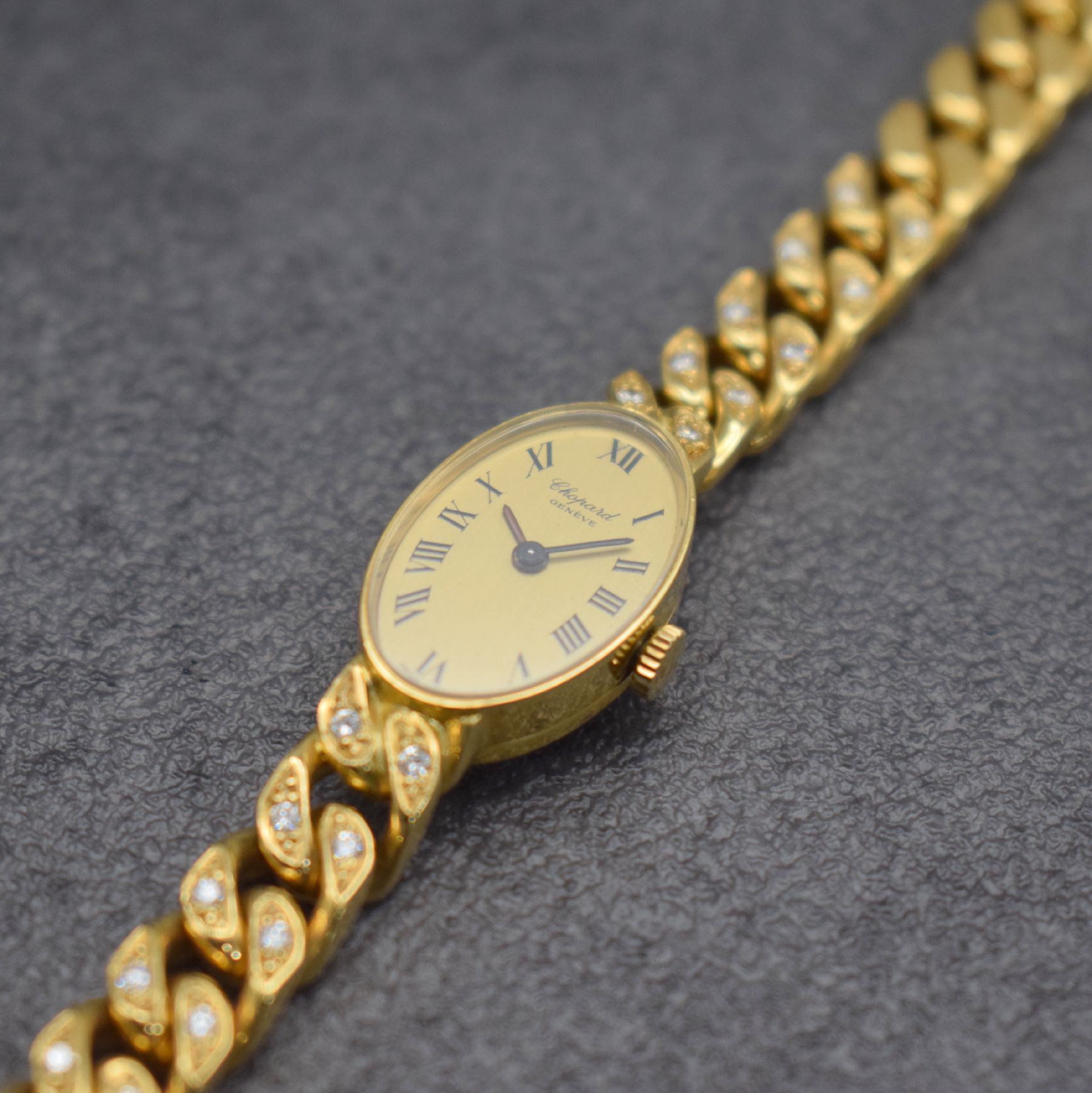 CHOPARD Damenarmbanduhr in GG 750/000, Schweiz um 1975, Handaufzug, Ref. 5026, ovales Geh., Boden aufgedr., Ketten-Gliederband in GG 750/000 teils m. ...