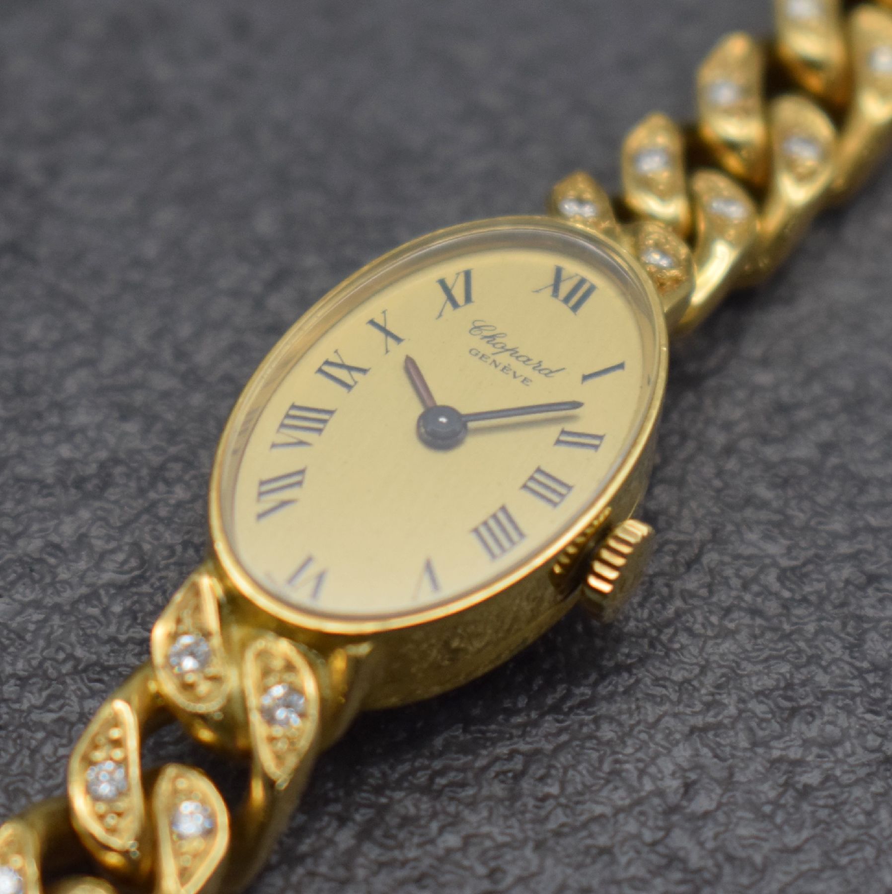 Detail a: CHOPARD Damenarmbanduhr in GG 750/000, Schweiz um 1975, Handaufzug, Ref. 5026, ovales Geh., Boden aufgedr., Ketten-Gliederband in GG 750/000 teils m. ...