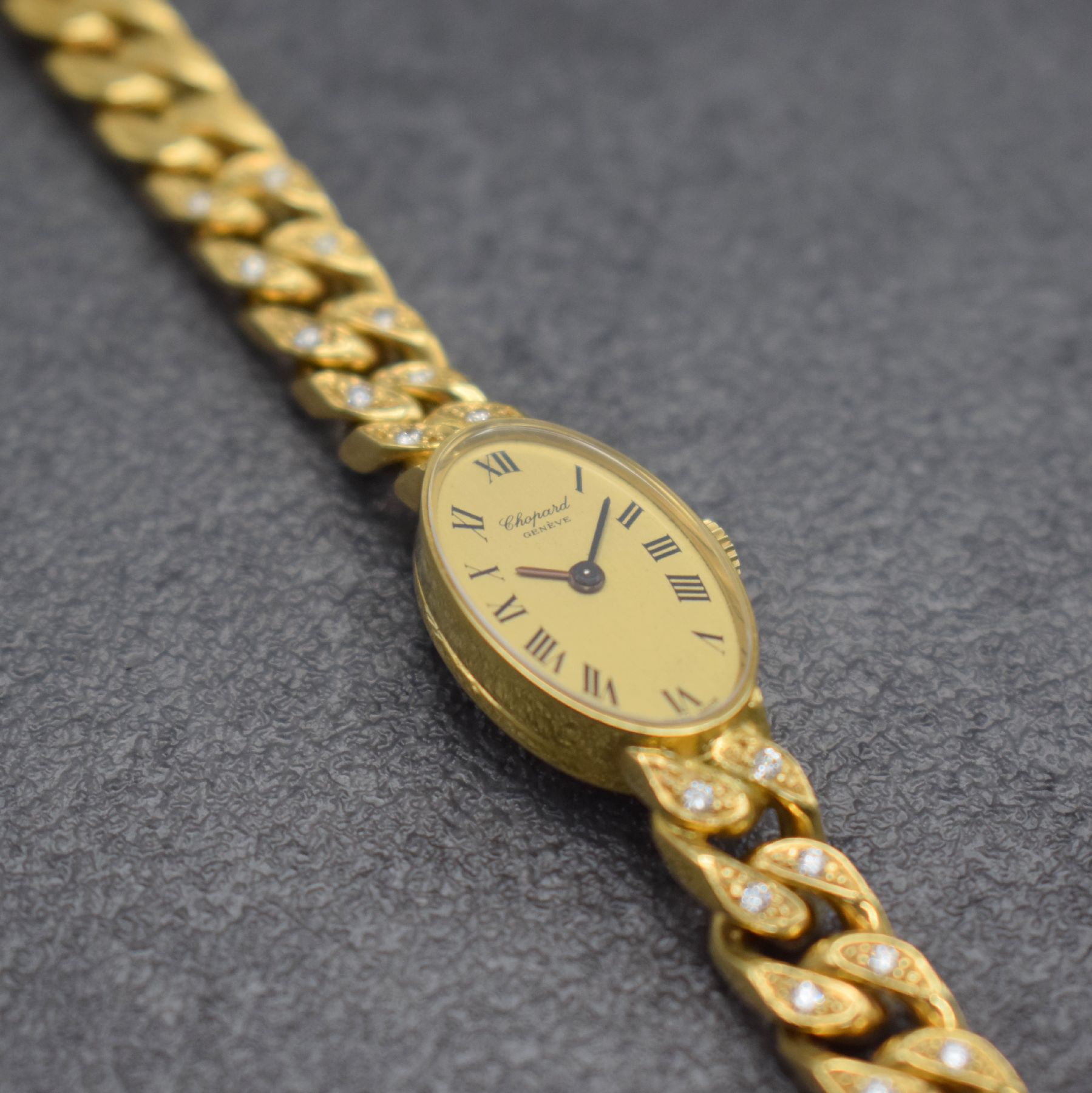 Detail b: CHOPARD Damenarmbanduhr in GG 750/000, Schweiz um 1975, Handaufzug, Ref. 5026, ovales Geh., Boden aufgedr., Ketten-Gliederband in GG 750/000 teils m. ...