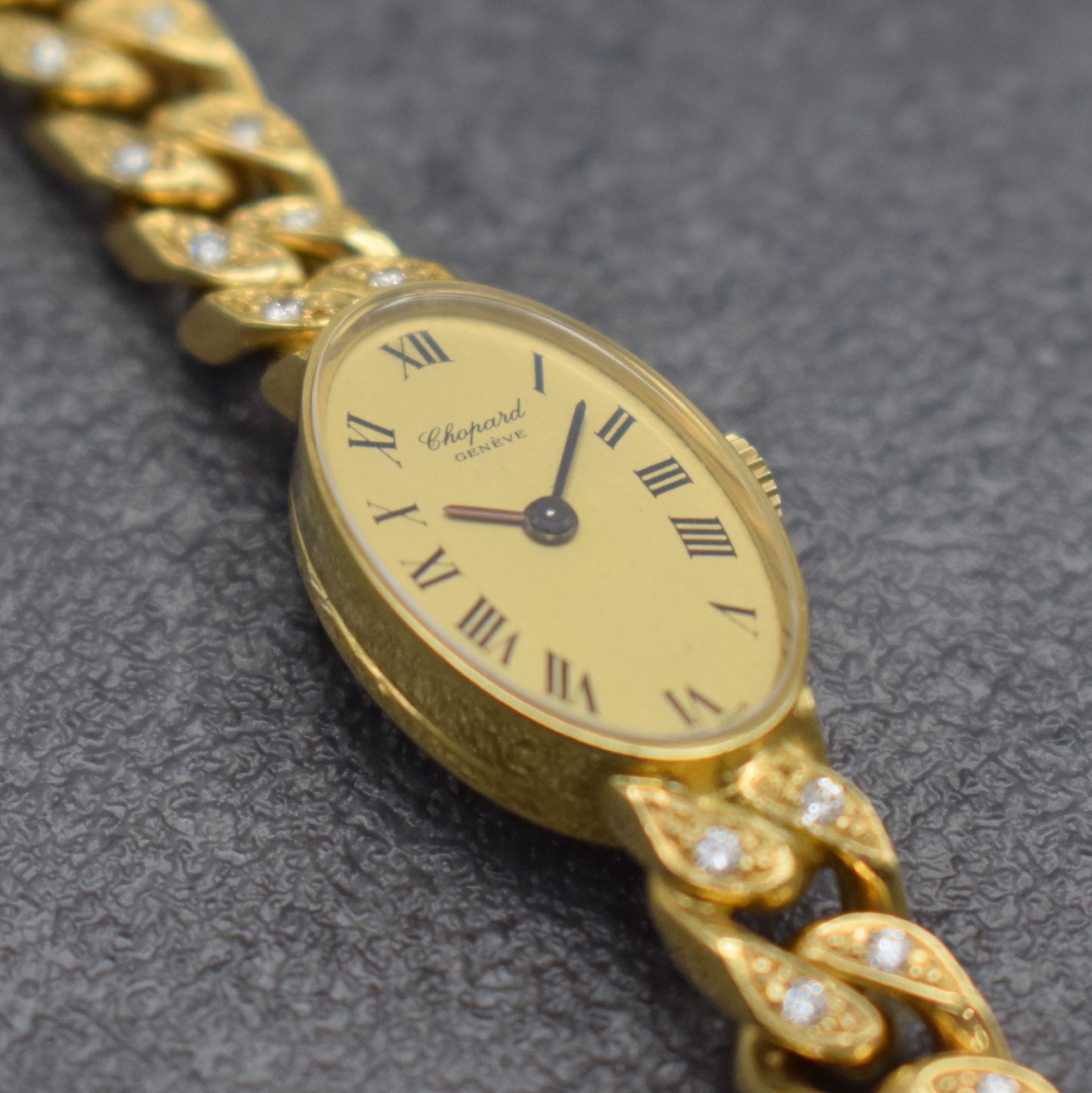 Detail c: CHOPARD Damenarmbanduhr in GG 750/000, Schweiz um 1975, Handaufzug, Ref. 5026, ovales Geh., Boden aufgedr., Ketten-Gliederband in GG 750/000 teils m. ...