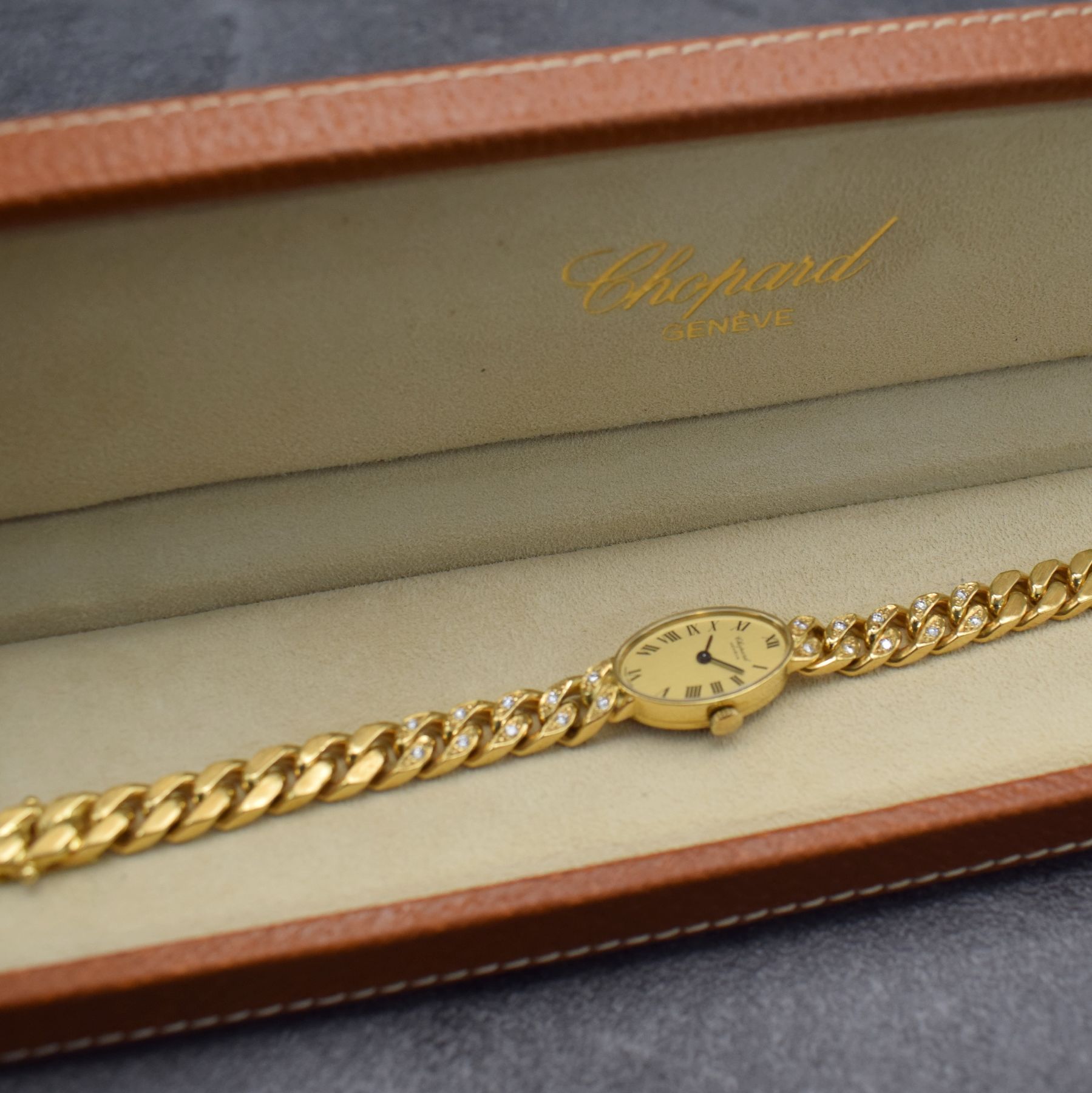 Detail d: CHOPARD Damenarmbanduhr in GG 750/000, Schweiz um 1975, Handaufzug, Ref. 5026, ovales Geh., Boden aufgedr., Ketten-Gliederband in GG 750/000 teils m. ...