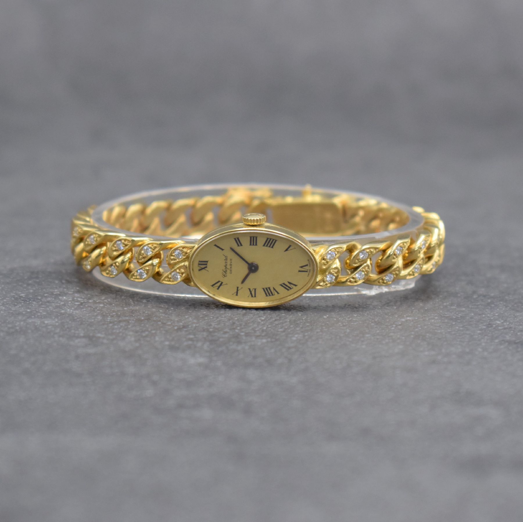 Detail e: CHOPARD Damenarmbanduhr in GG 750/000, Schweiz um 1975, Handaufzug, Ref. 5026, ovales Geh., Boden aufgedr., Ketten-Gliederband in GG 750/000 teils m. ...