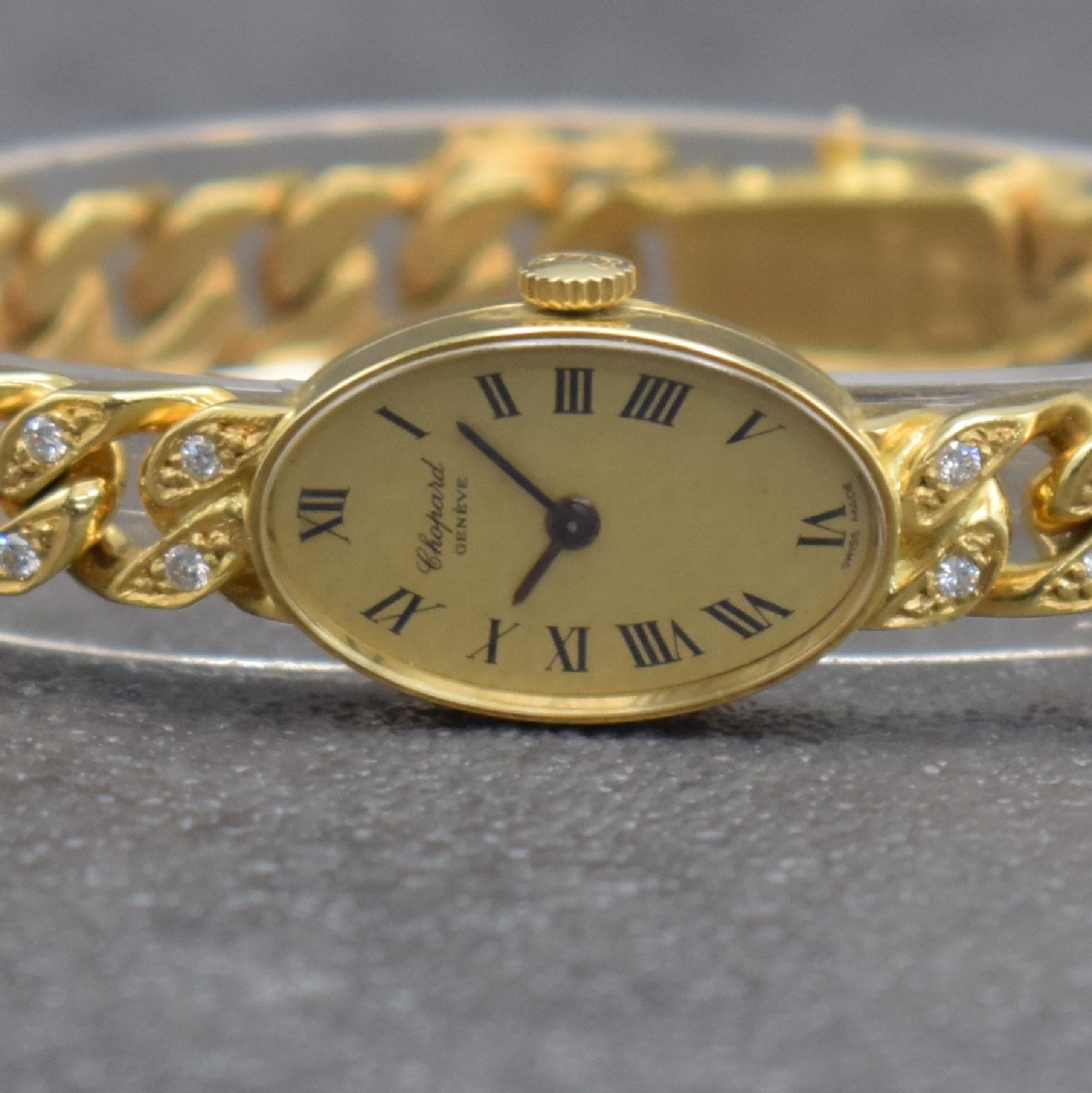 Detail f: CHOPARD Damenarmbanduhr in GG 750/000, Schweiz um 1975, Handaufzug, Ref. 5026, ovales Geh., Boden aufgedr., Ketten-Gliederband in GG 750/000 teils m. ...