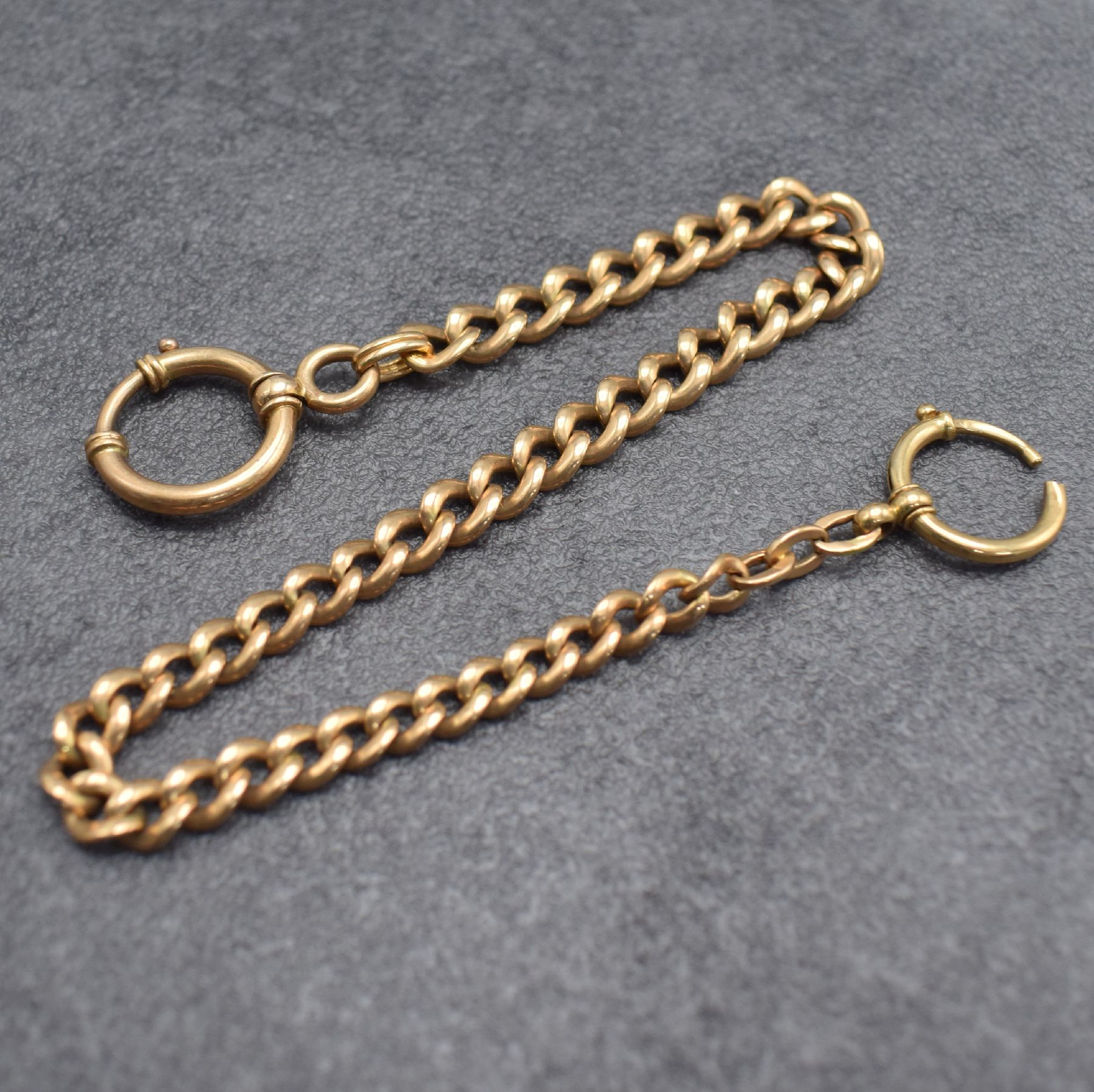 Detail b: Taschenuhrkette in RG 585/000, Deutschland um 1900, m. Federring (1x defekt), L. ca. 30,5 cm, Gew. ca. 34g, aus dem Nachlass eines Sammlers