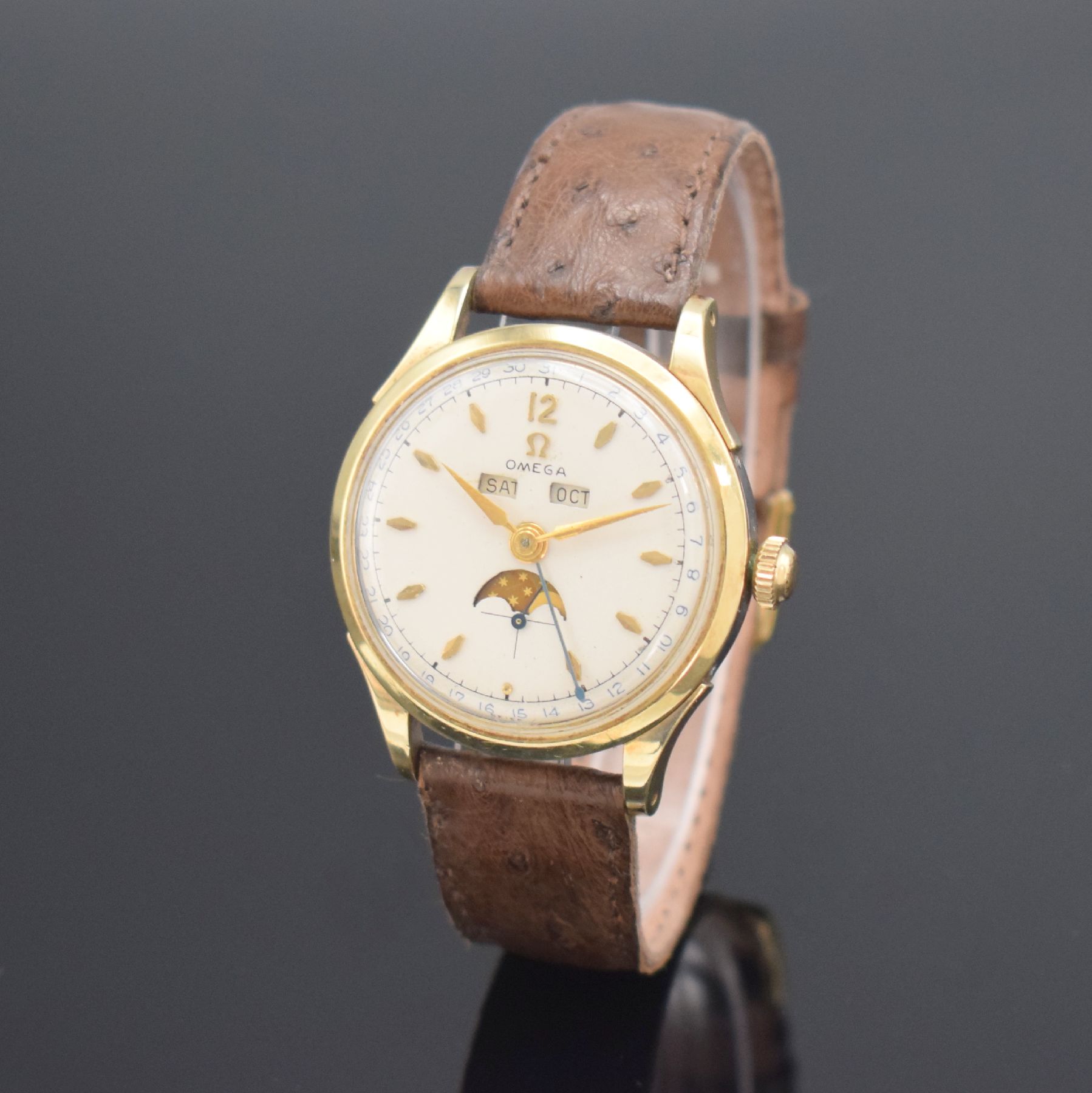 Detail b: OMEGA Cosmic Herrenarmbanduhr mit Vollkalenderanzeige inklusive Mondphase Referenz 2606-5, Handaufzug, Schweiz um 1951, Edelstahlgeh., starke ...