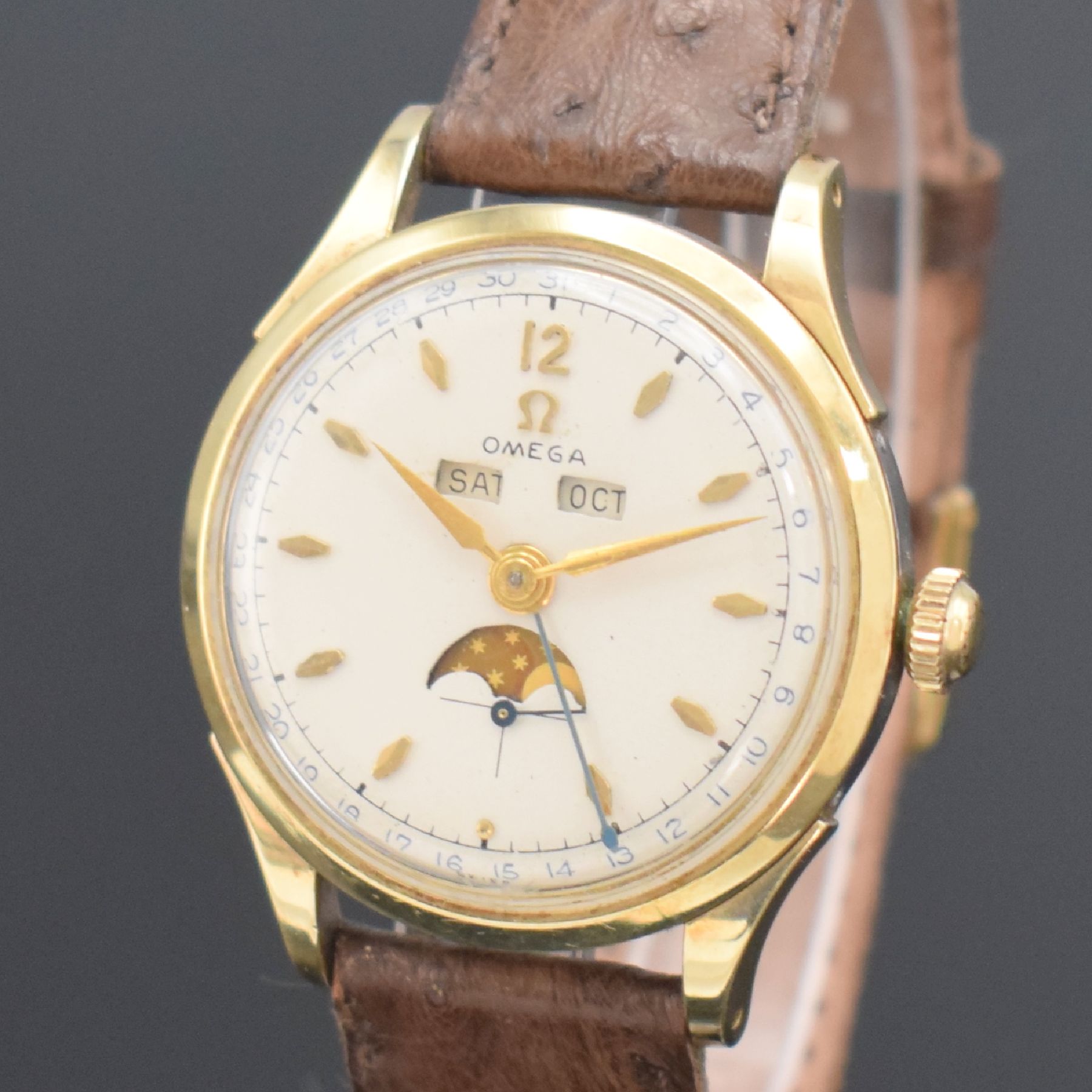 Detail c: OMEGA Cosmic Herrenarmbanduhr mit Vollkalenderanzeige inklusive Mondphase Referenz 2606-5, Handaufzug, Schweiz um 1951, Edelstahlgeh., starke ...