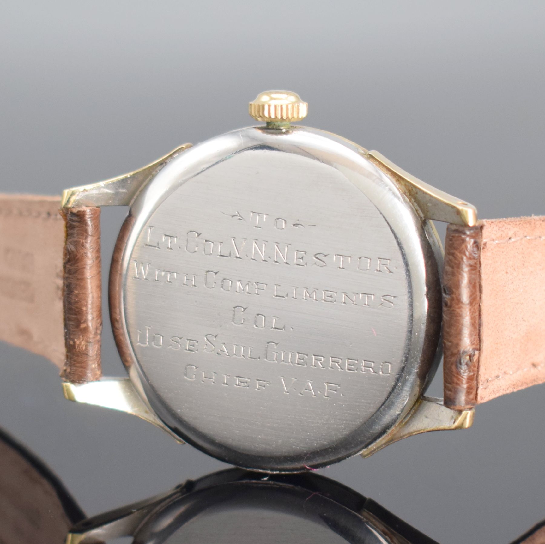 Detail d: OMEGA Cosmic Herrenarmbanduhr mit Vollkalenderanzeige inklusive Mondphase Referenz 2606-5, Handaufzug, Schweiz um 1951, Edelstahlgeh., starke ...