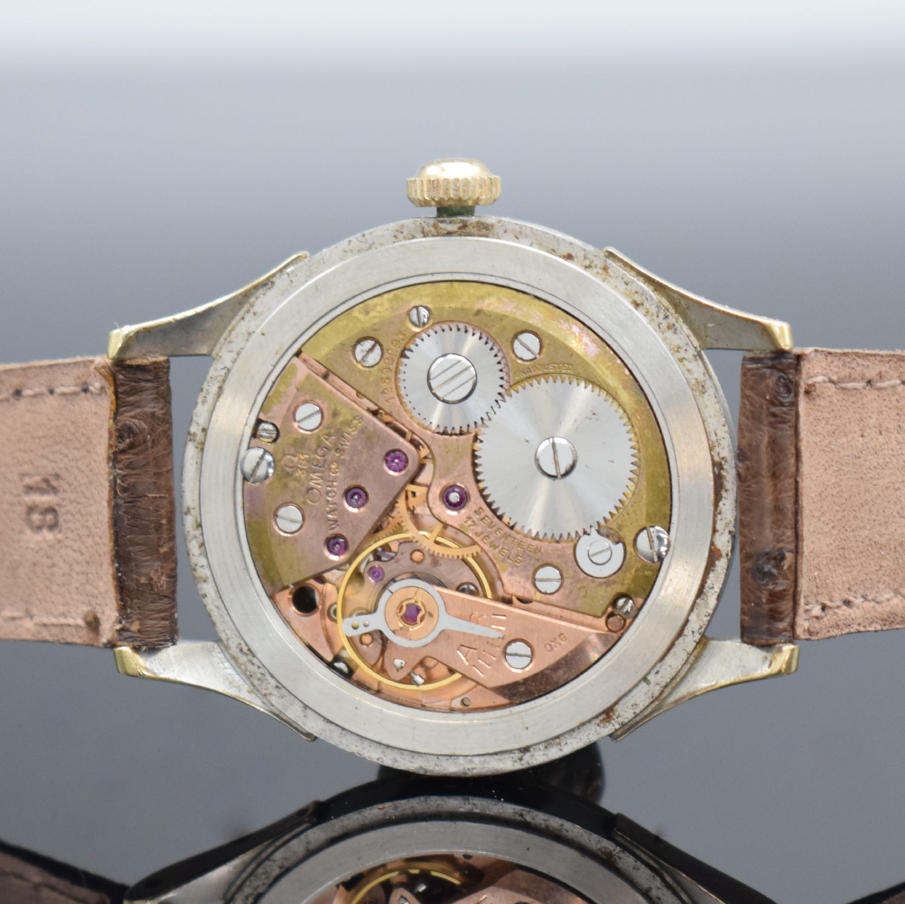 Detail e: OMEGA Cosmic Herrenarmbanduhr mit Vollkalenderanzeige inklusive Mondphase Referenz 2606-5, Handaufzug, Schweiz um 1951, Edelstahlgeh., starke ...