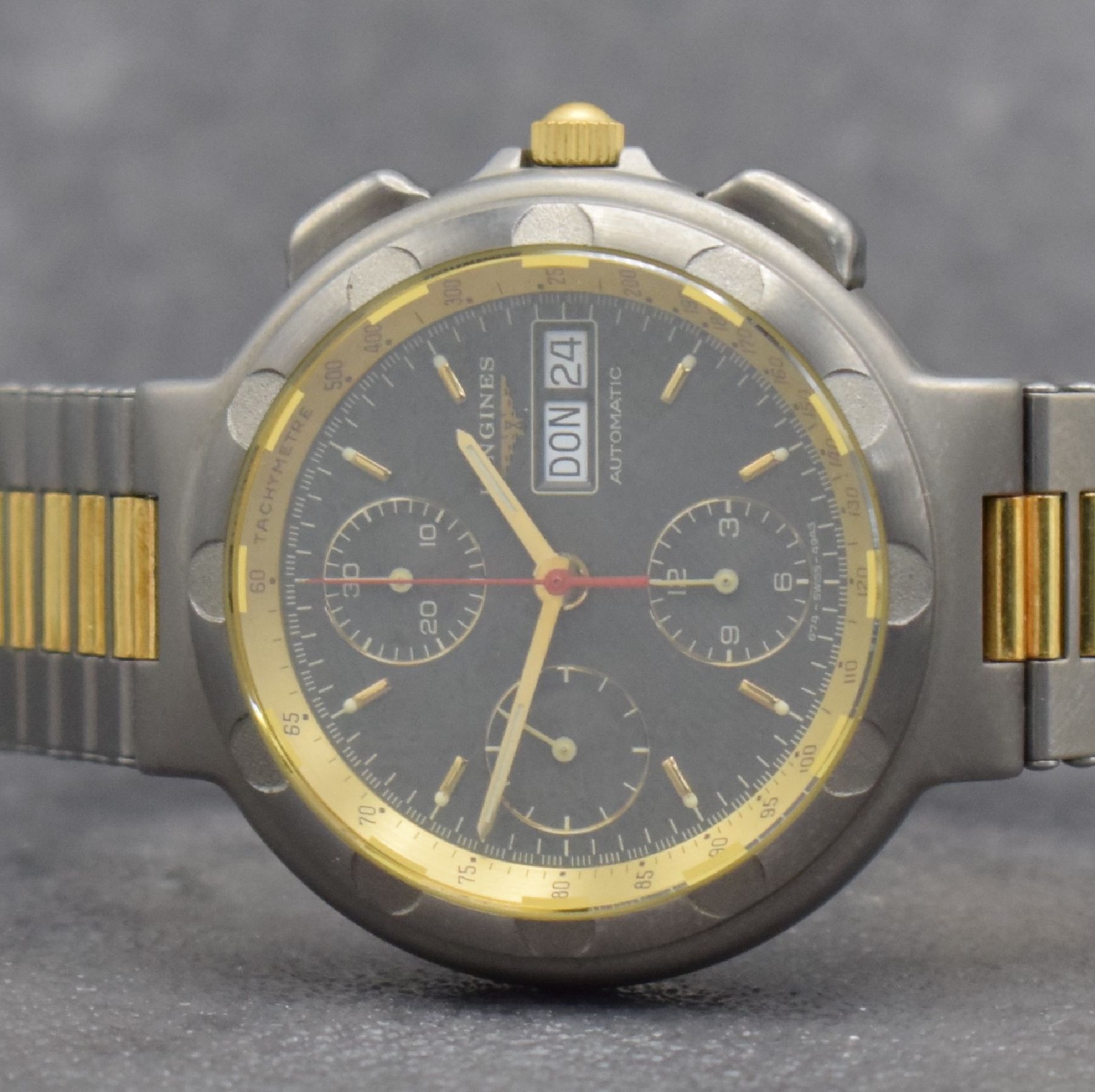 Detail a: LONGINES Conquest Herrenchronograph in Stahl/ vergoldet, Schweiz um 1980, Automatik, mattiertes Geh. m. integr. Band, Boden aufgedr., graues ...