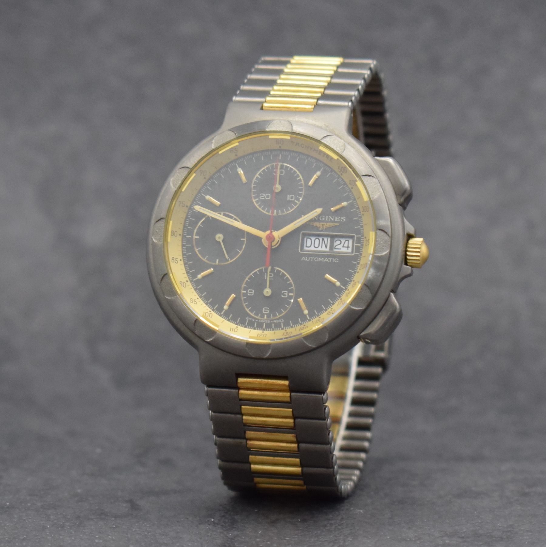 Detail b: LONGINES Conquest Herrenchronograph in Stahl/ vergoldet, Schweiz um 1980, Automatik, mattiertes Geh. m. integr. Band, Boden aufgedr., graues ...