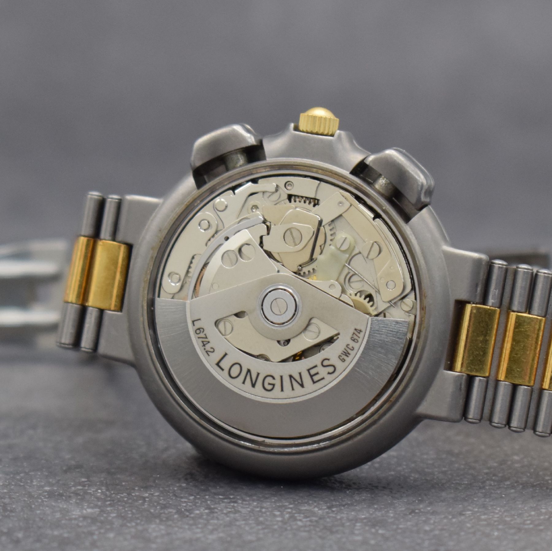 Detail f: LONGINES Conquest Herrenchronograph in Stahl/ vergoldet, Schweiz um 1980, Automatik, mattiertes Geh. m. integr. Band, Boden aufgedr., graues ...
