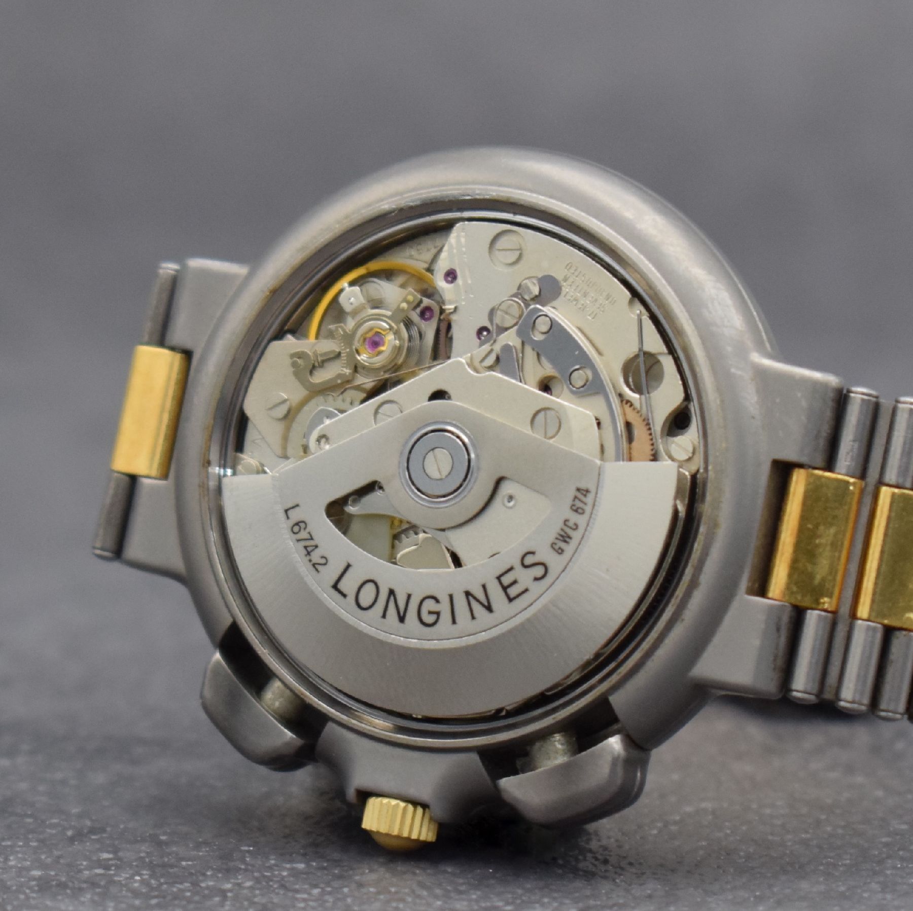 Detail g: LONGINES Conquest Herrenchronograph in Stahl/ vergoldet, Schweiz um 1980, Automatik, mattiertes Geh. m. integr. Band, Boden aufgedr., graues ...