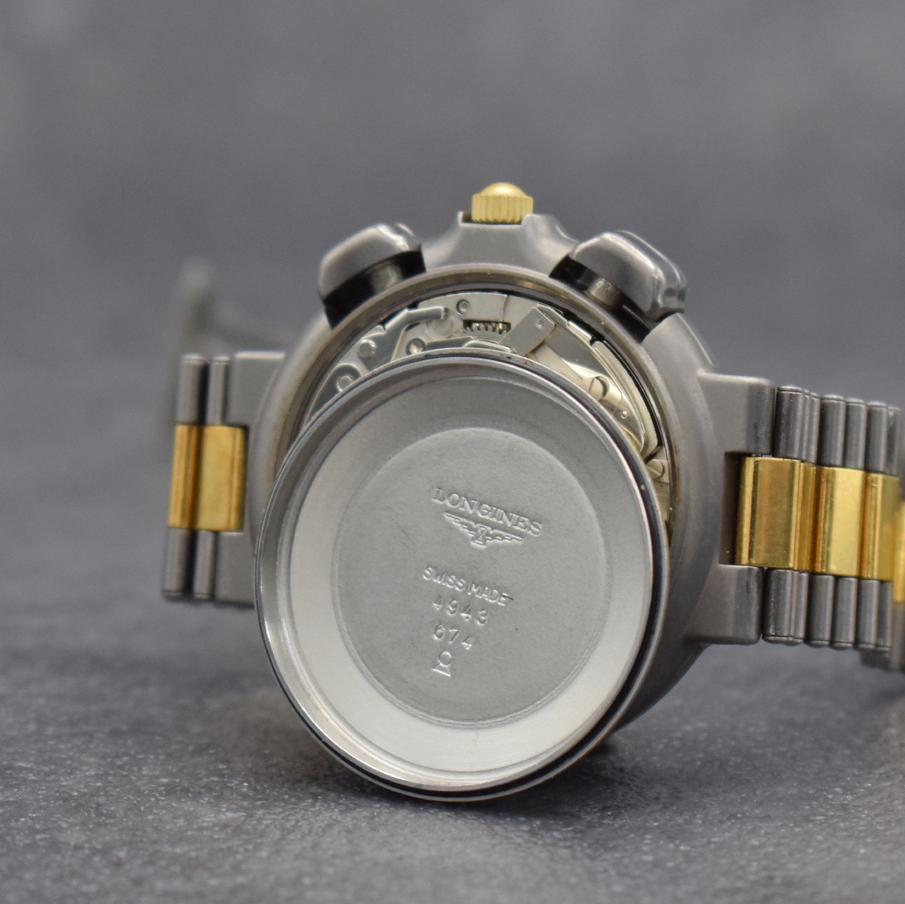 Detail h: LONGINES Conquest Herrenchronograph in Stahl/ vergoldet, Schweiz um 1980, Automatik, mattiertes Geh. m. integr. Band, Boden aufgedr., graues ...