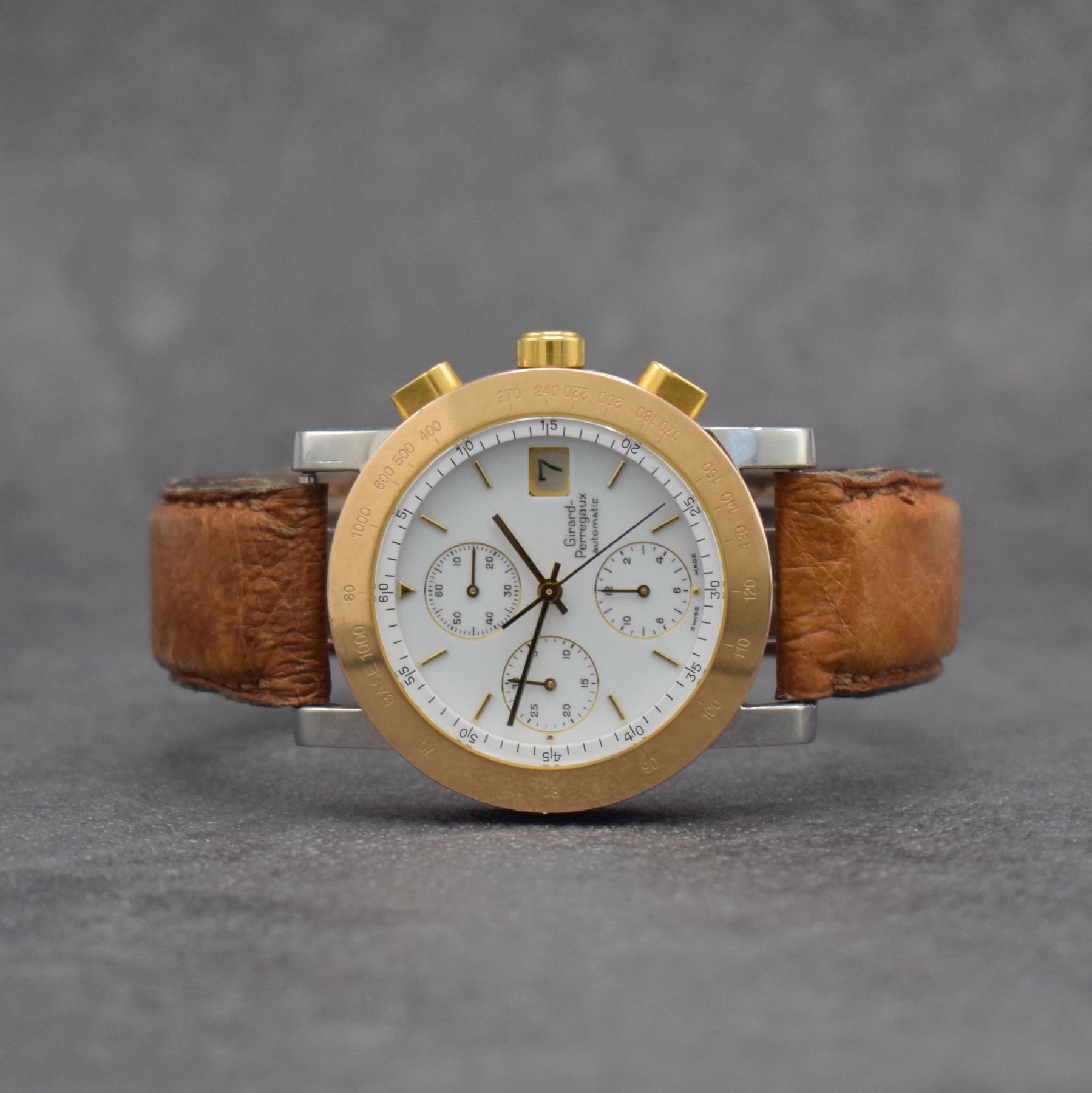 GIRARD PERREGAUX Herrenchronograph in Stahl und 18k Rotgold, Schweiz um 2000, Automatik, 4-fach verschr. Geh., Rotgold Tachymeter- Lünette, weißes ...